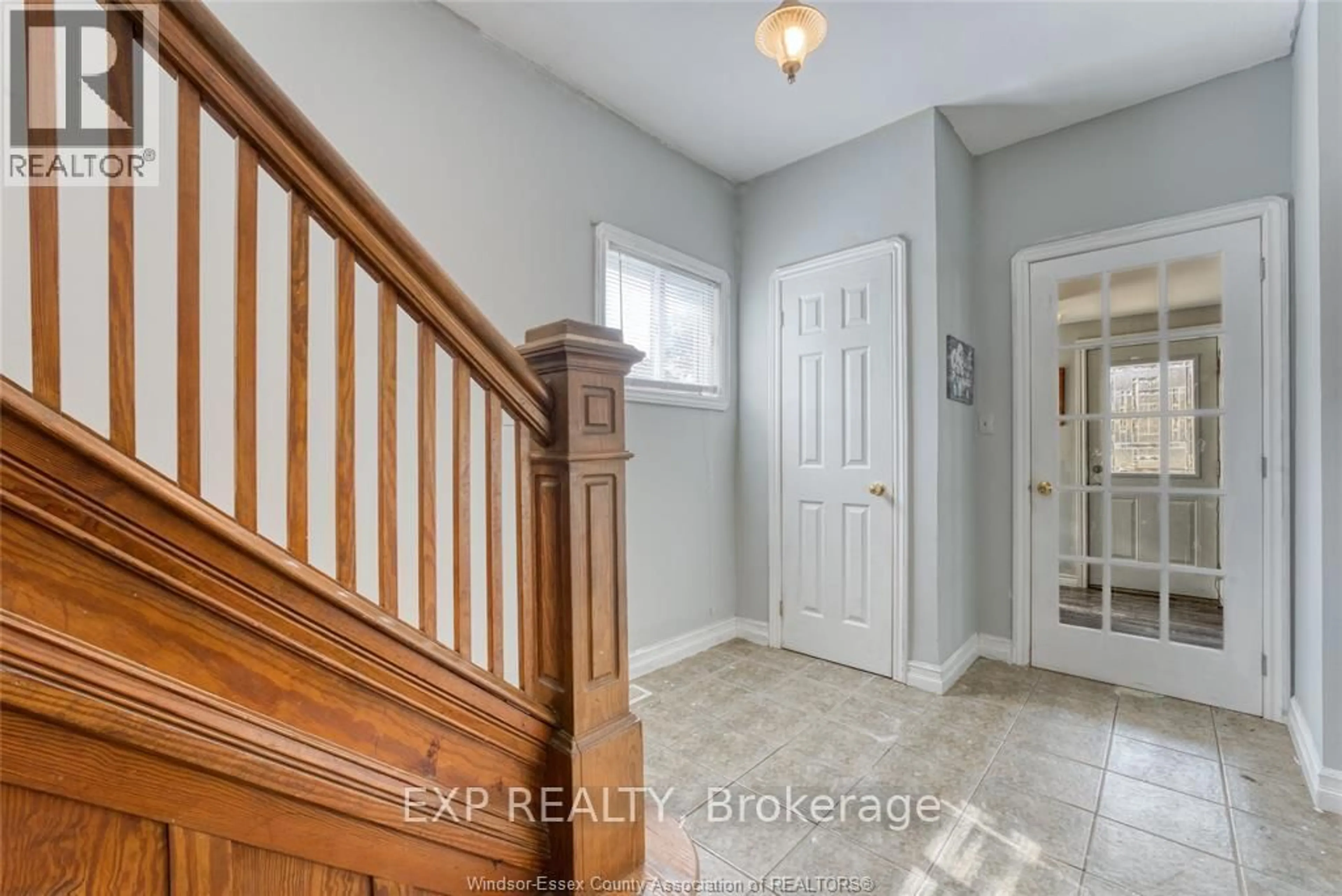 Indoor entryway for 46 Chestnut St, Leamington Ontario N8H 3K3