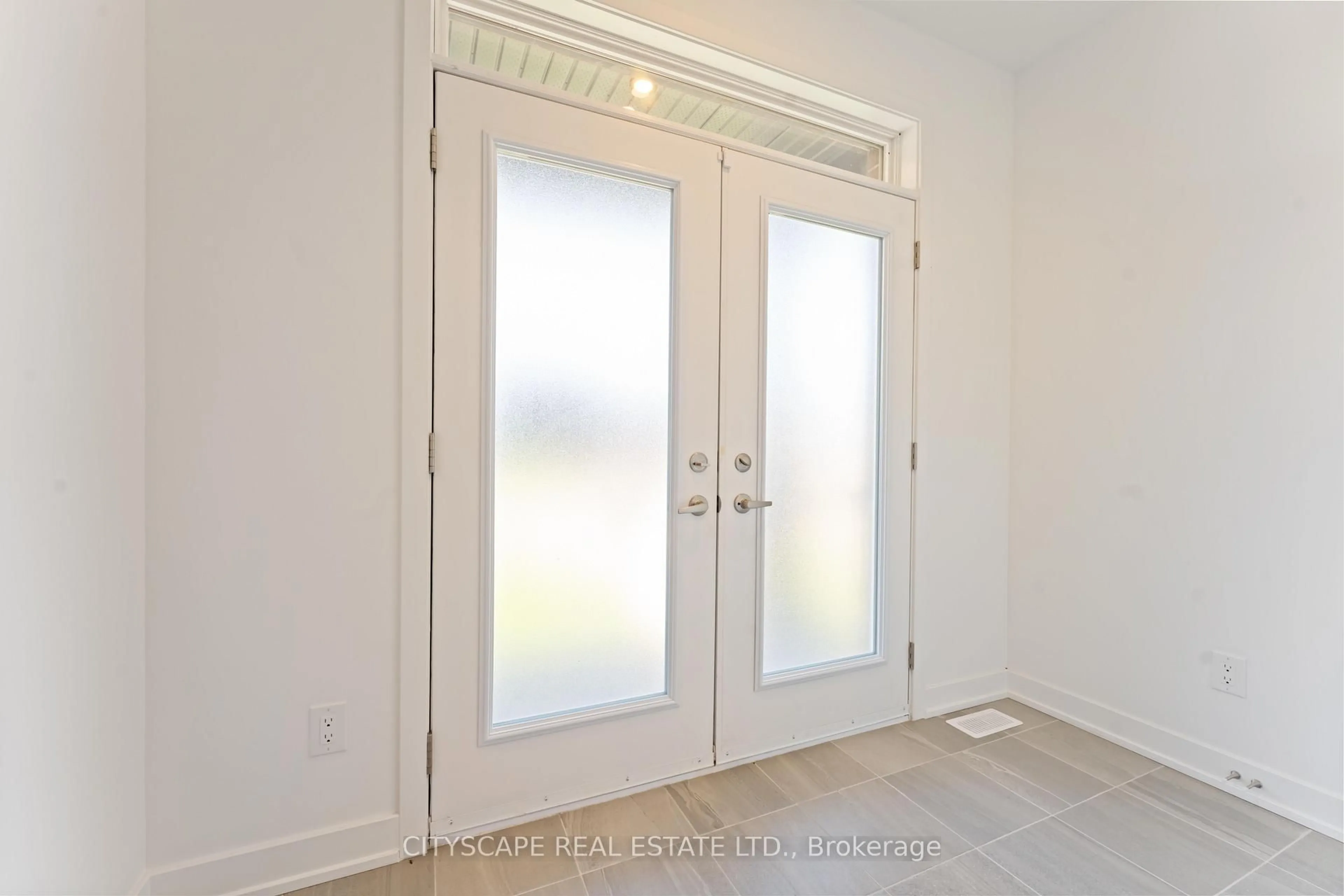 Indoor entryway for 617 Kenabeek Terr, Ottawa Ontario K4M 0B3