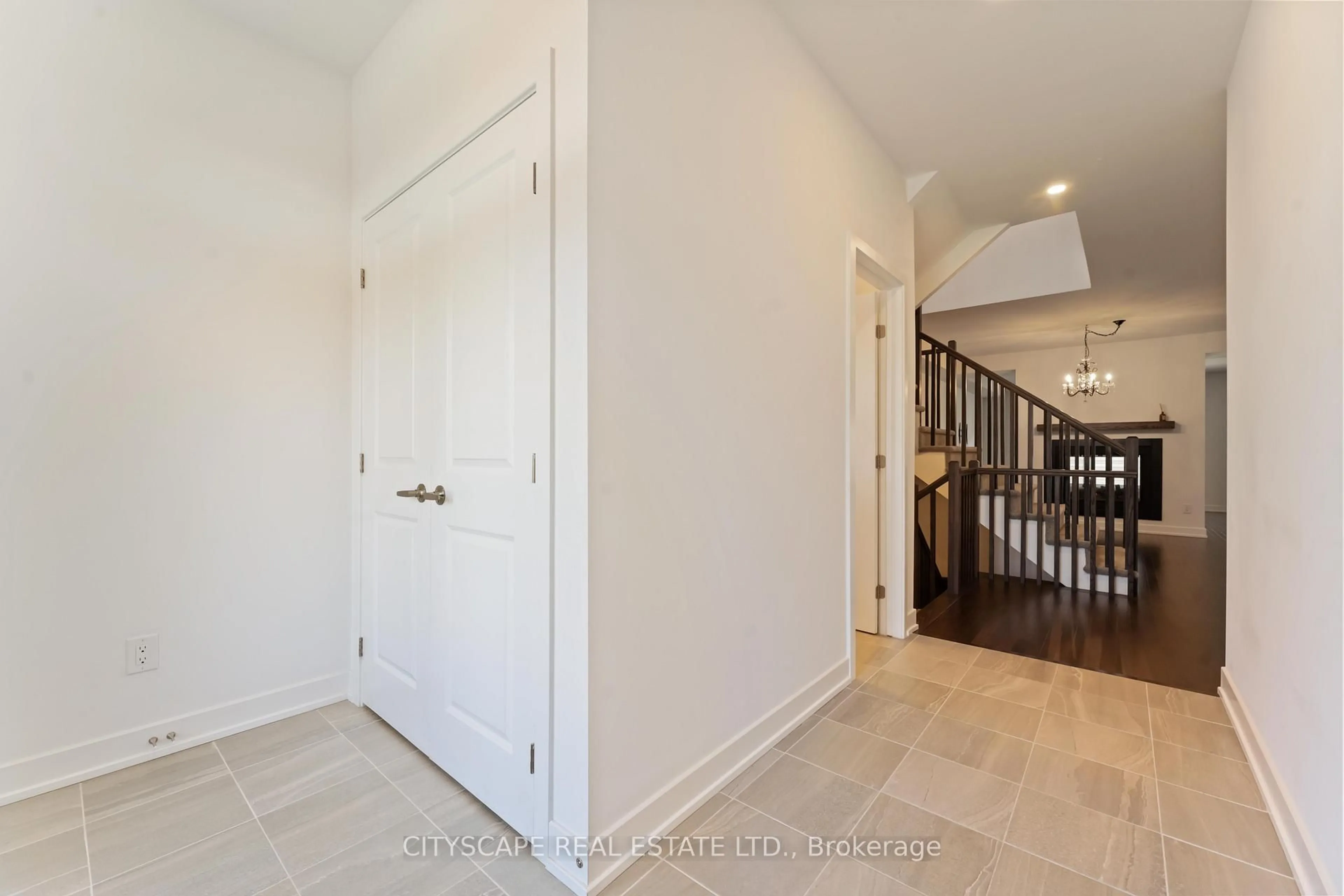 Indoor entryway for 617 Kenabeek Terr, Ottawa Ontario K4M 0B3