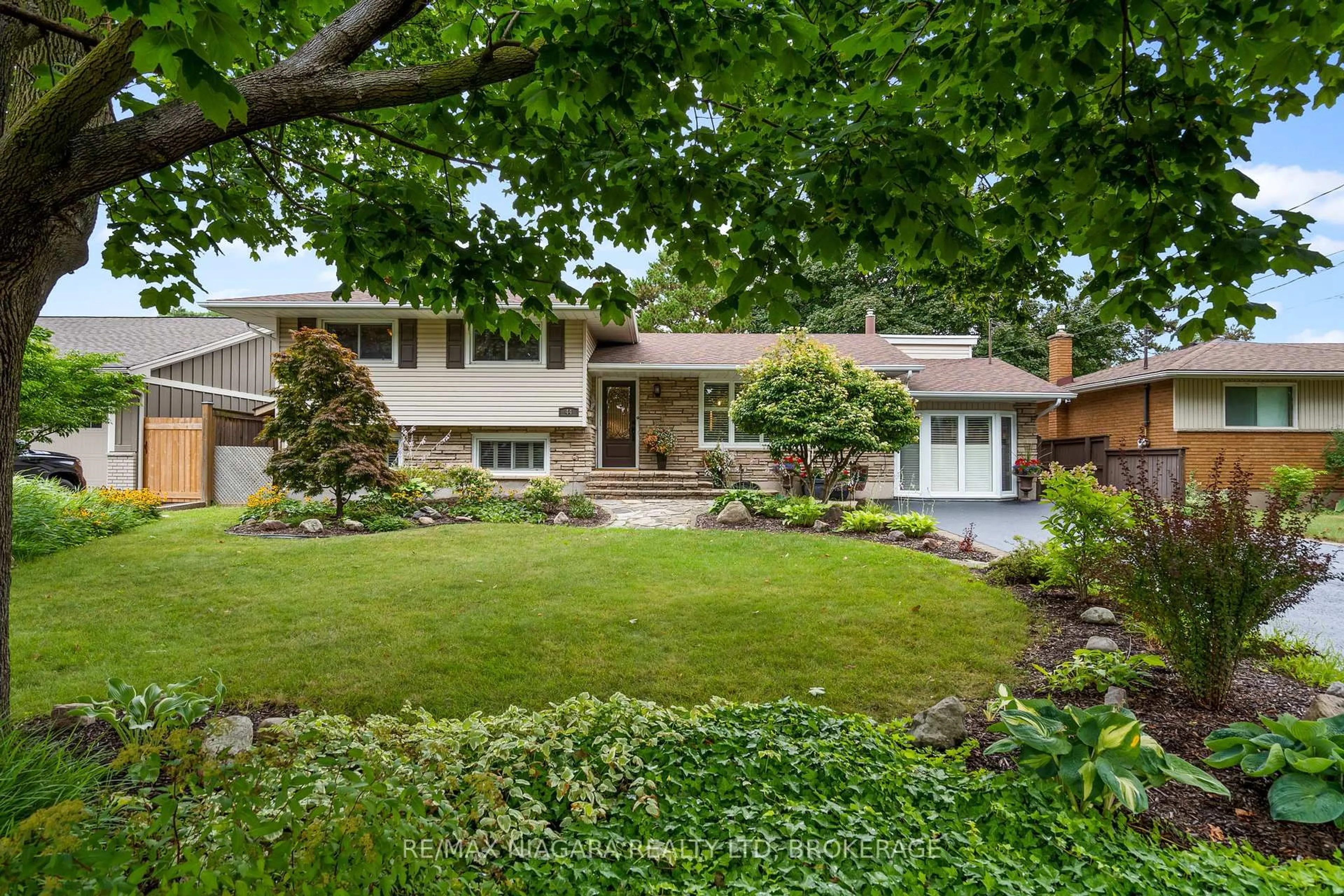 Unknown for 44 Lockview Cres, St. Catharines Ontario L2M 2T3