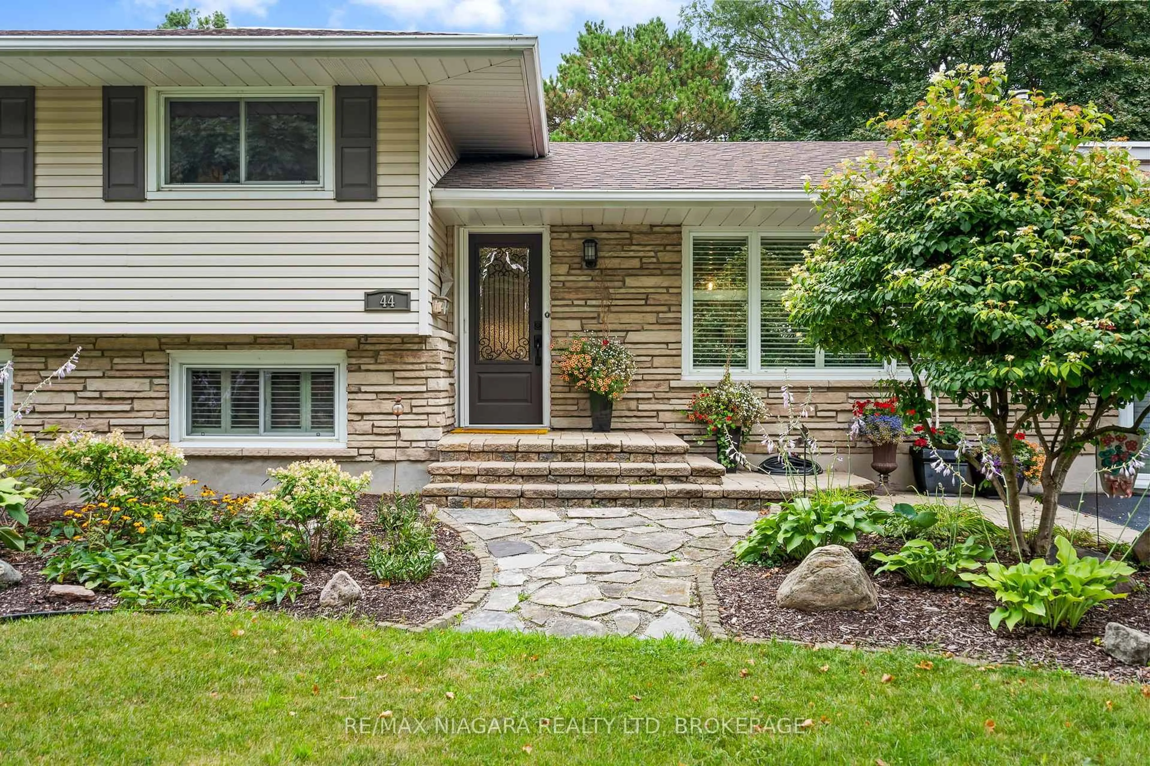 Home with brick exterior material, street for 44 Lockview Cres, St. Catharines Ontario L2M 2T3