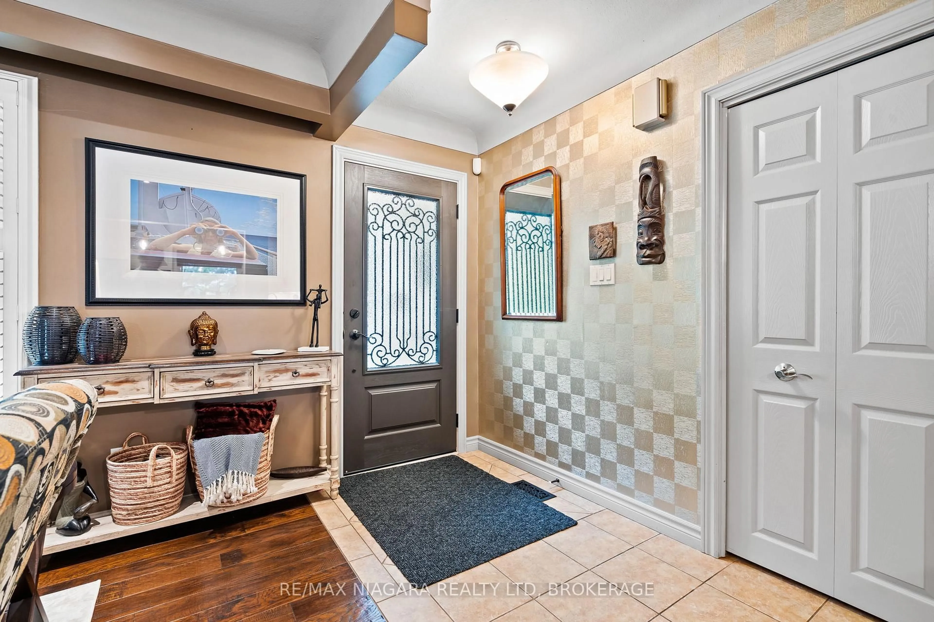 Indoor entryway for 44 Lockview Cres, St. Catharines Ontario L2M 2T3