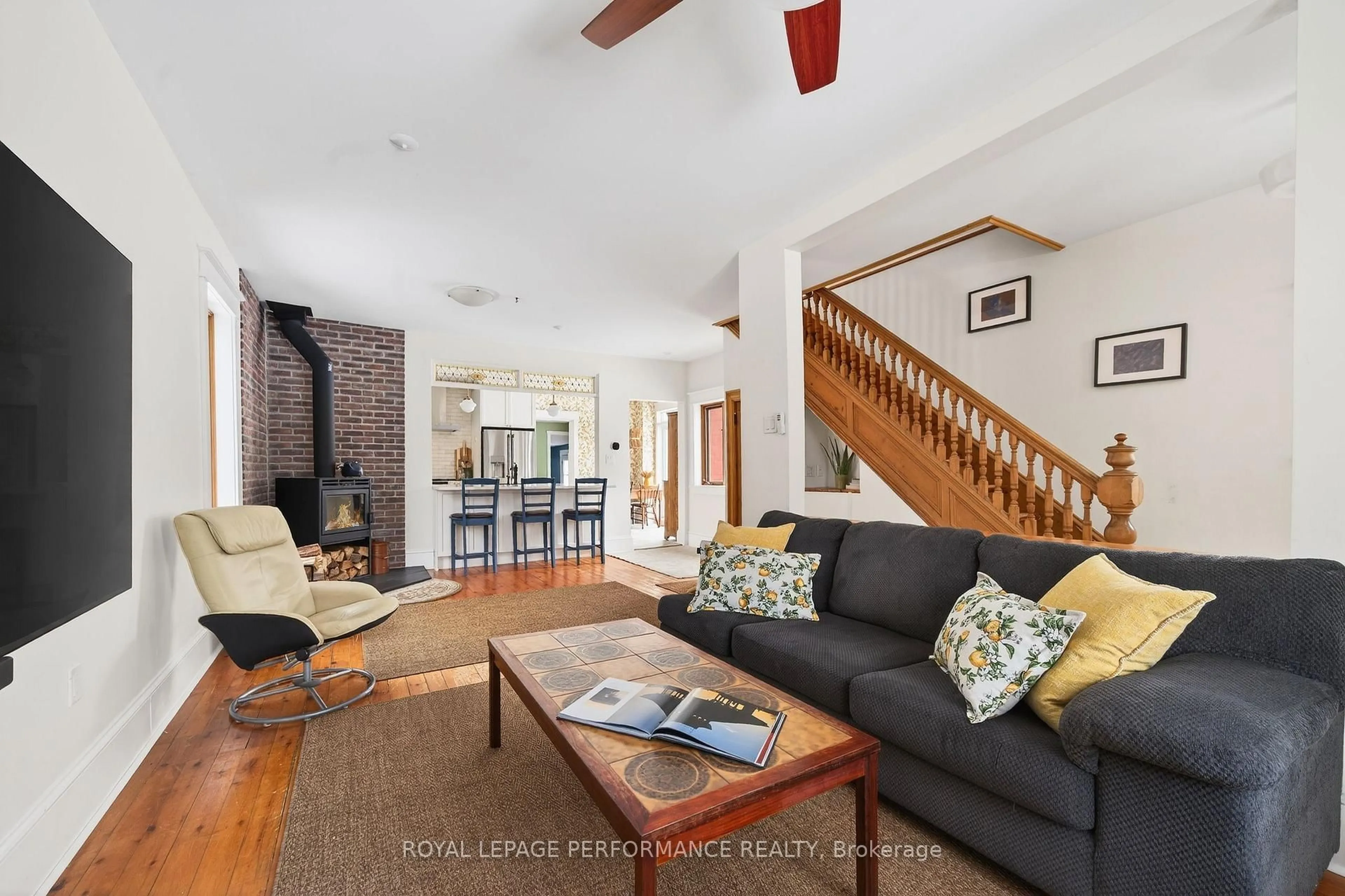 Living room with furniture, unknown for 4 O'Donnell Crt, Ottawa Ontario K2E 1B4