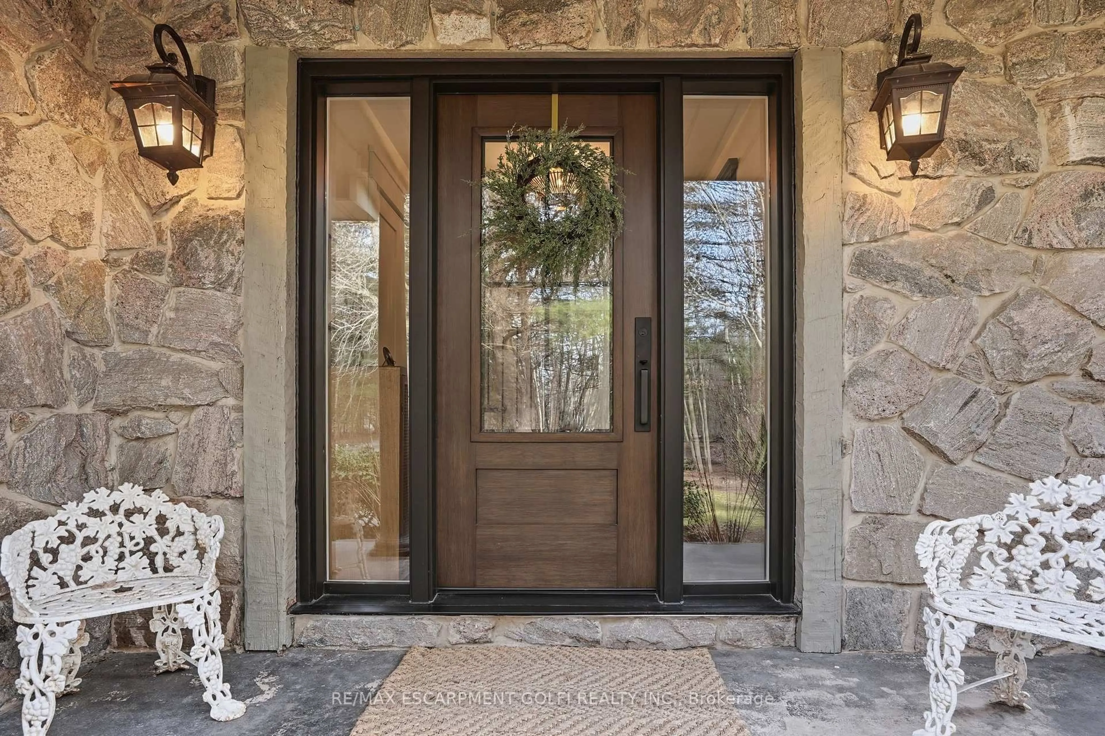 Indoor entryway for 625 Balfour St, Pelham Ontario L0S 1C0