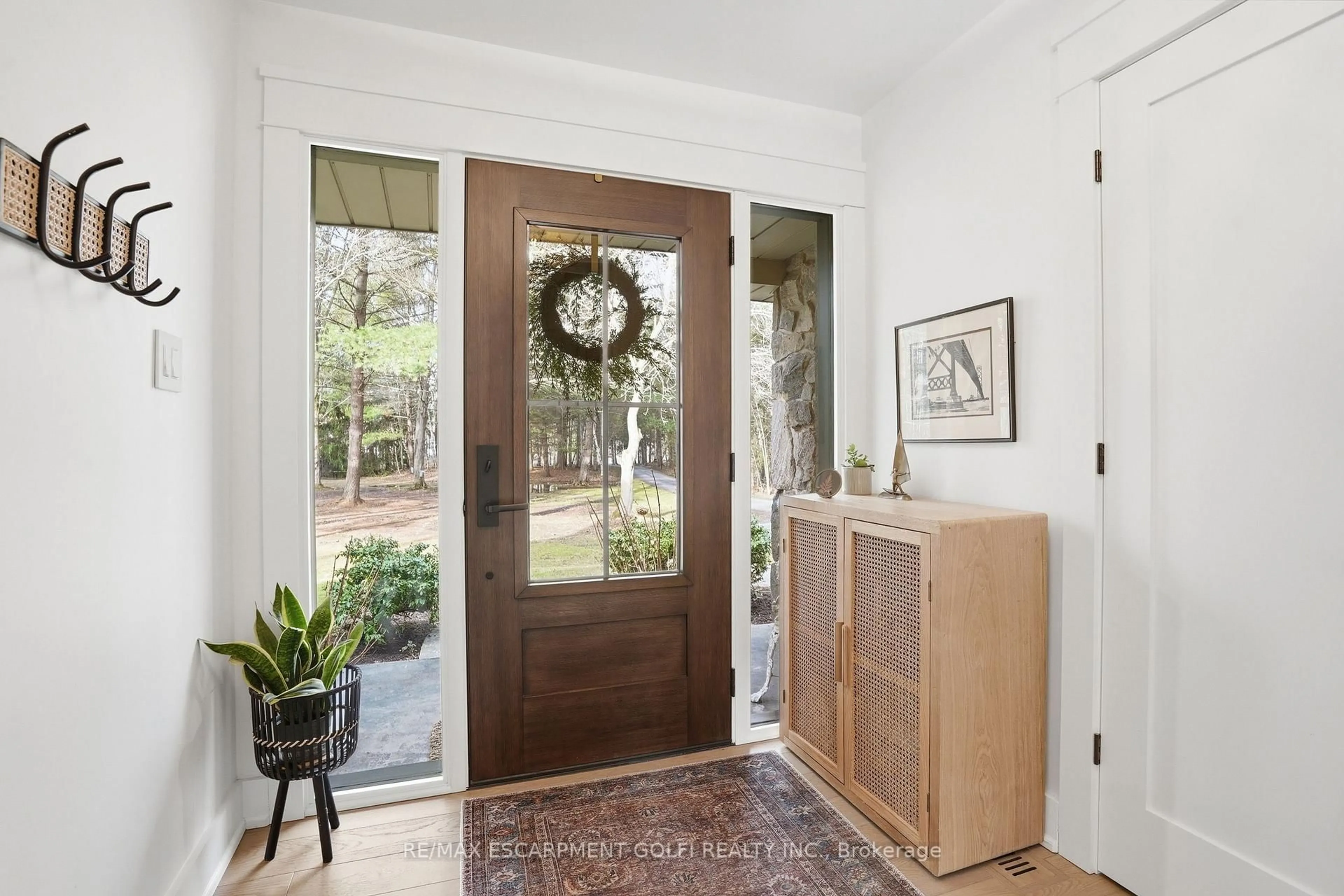 Indoor entryway for 625 Balfour St, Pelham Ontario L0S 1C0