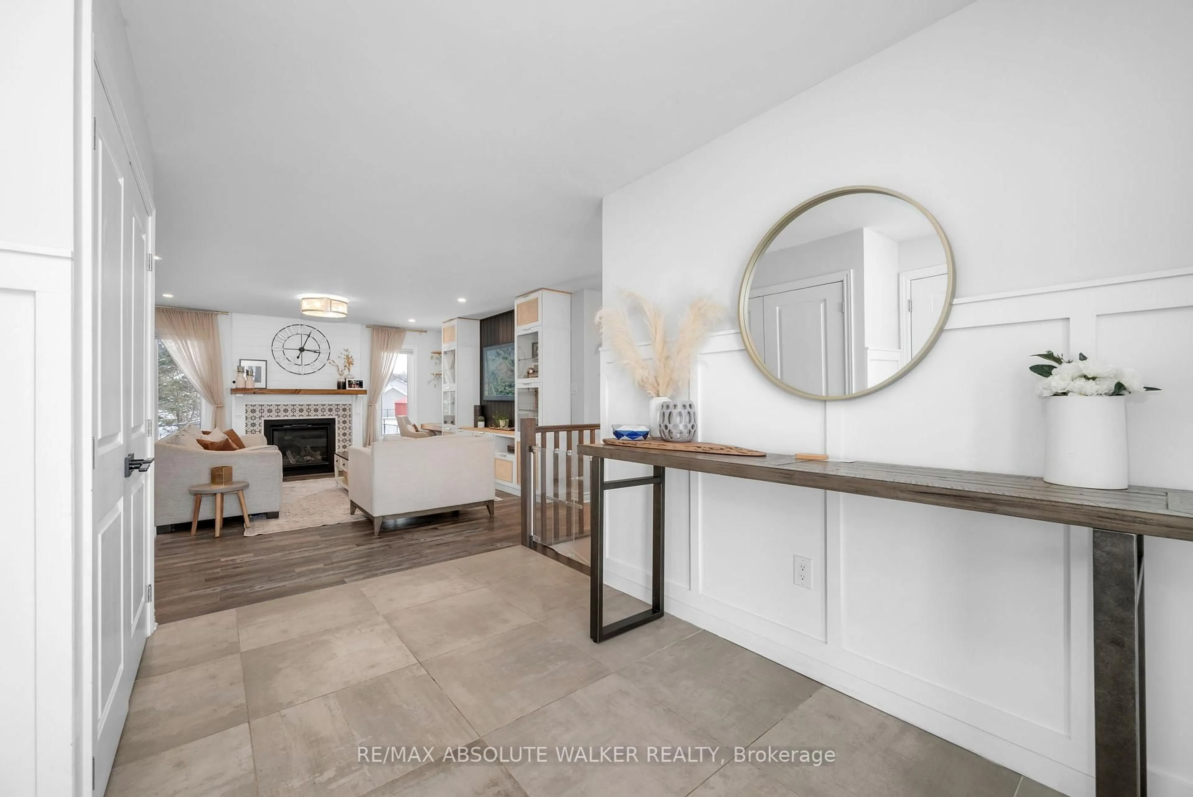 Indoor entryway for 168 Roxanne St, Clarence-Rockland Ontario K0A 1N0