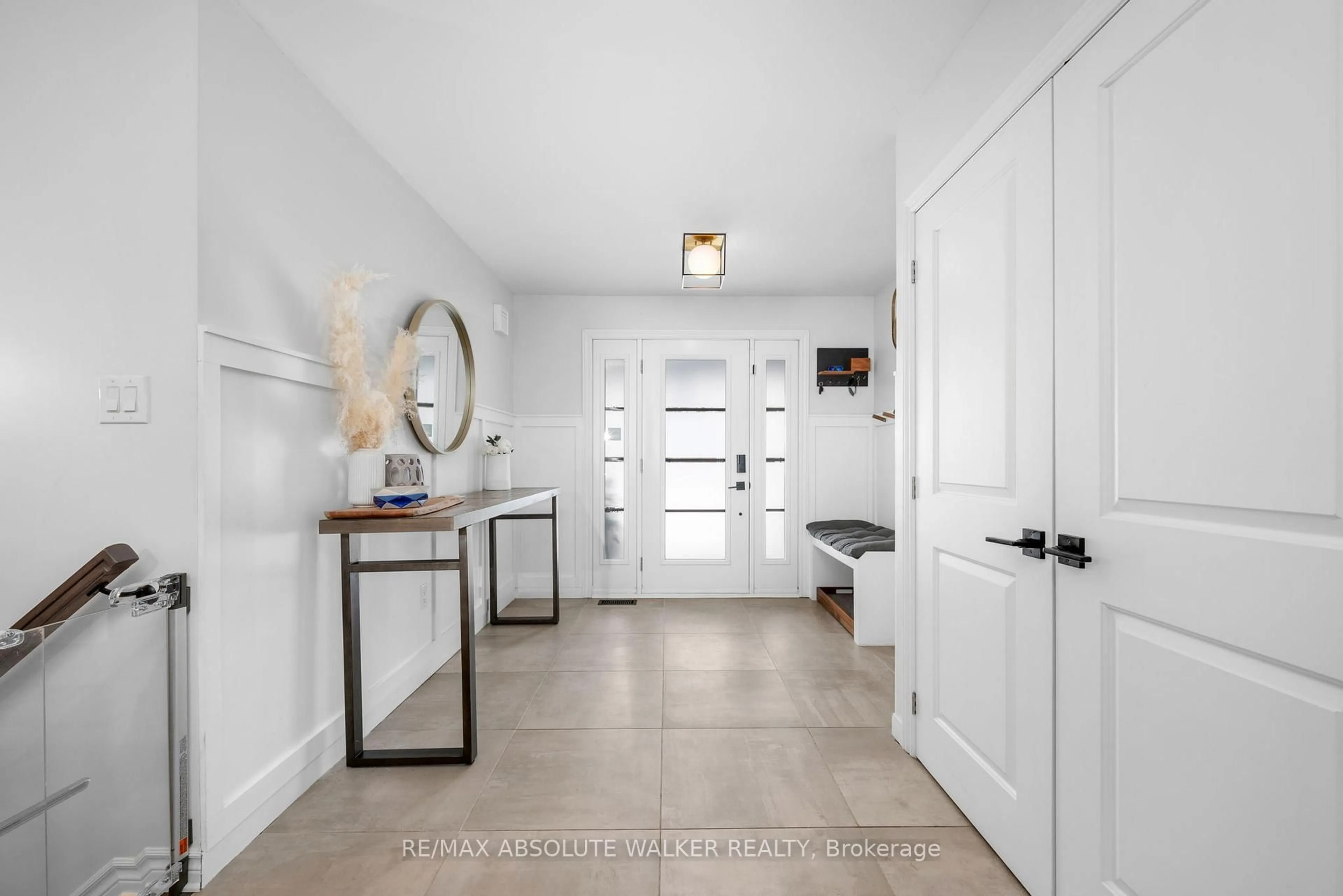 Indoor entryway for 168 Roxanne St, Clarence-Rockland Ontario K0A 1N0