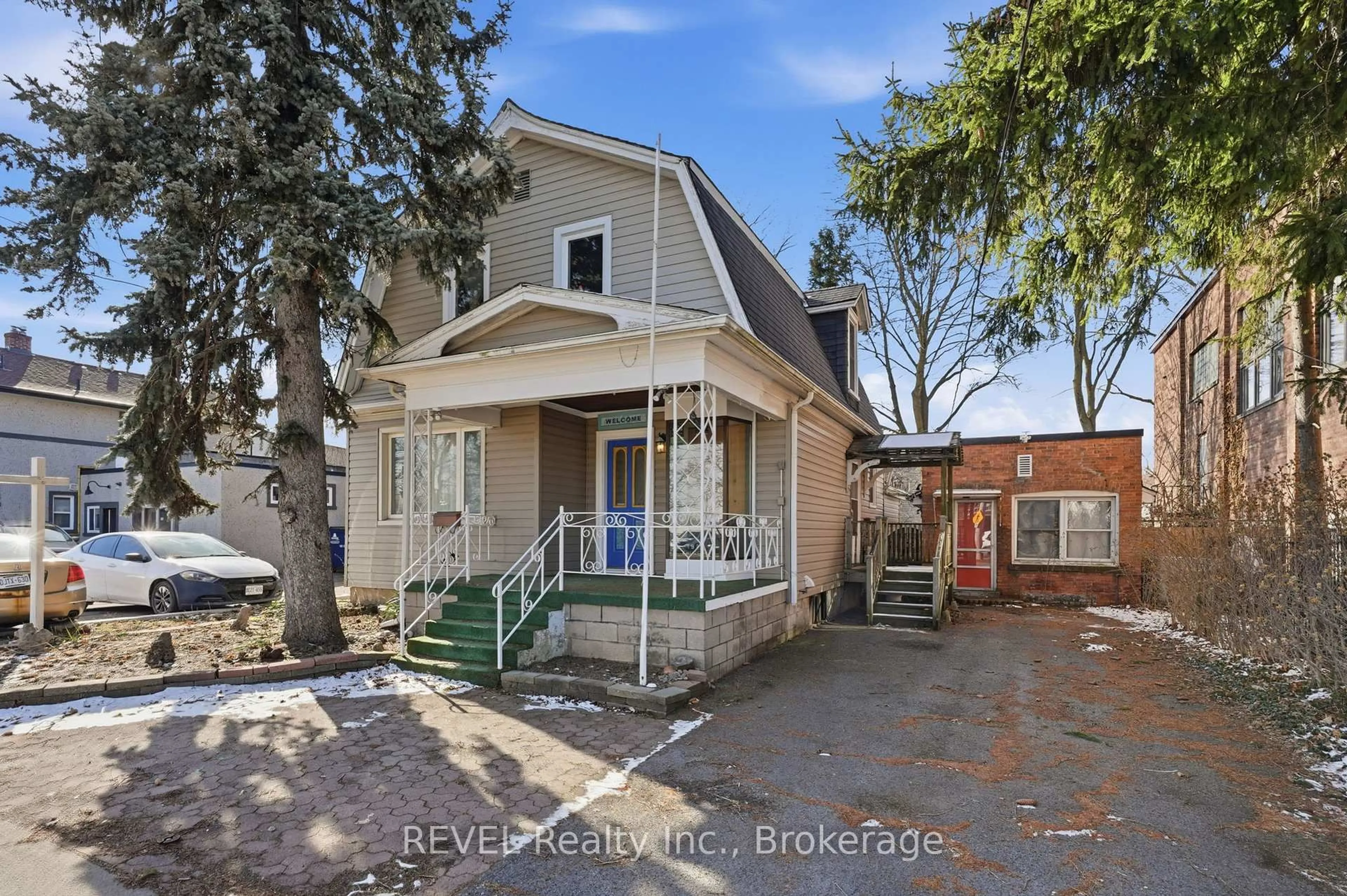 A pic from outside/outdoor area/front of a property/back of a property/a pic from drone, street for 192 Church St, St. Catharines Ontario L2R 3E9
