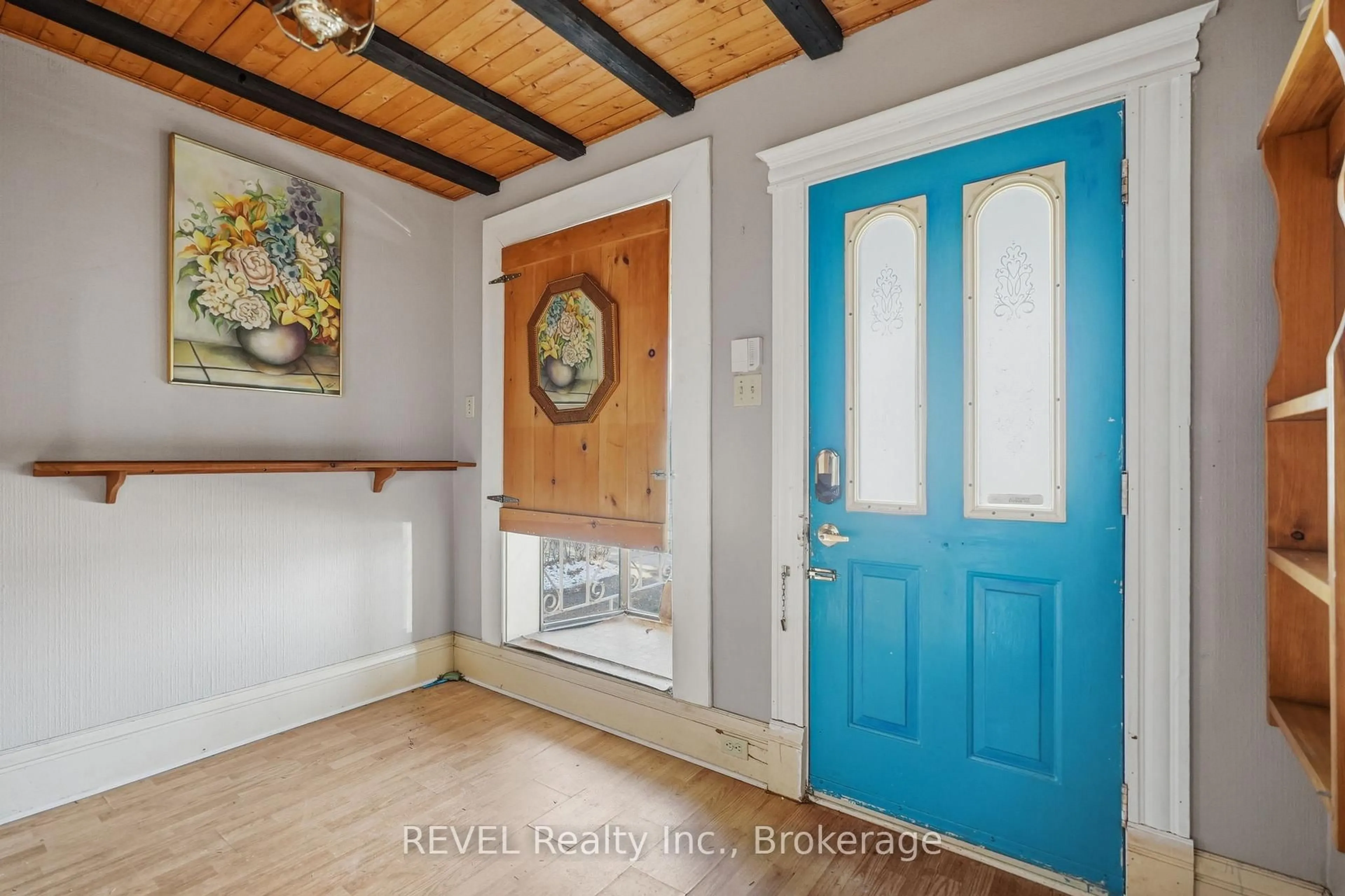 Indoor entryway for 192 Church St, St. Catharines Ontario L2R 3E9