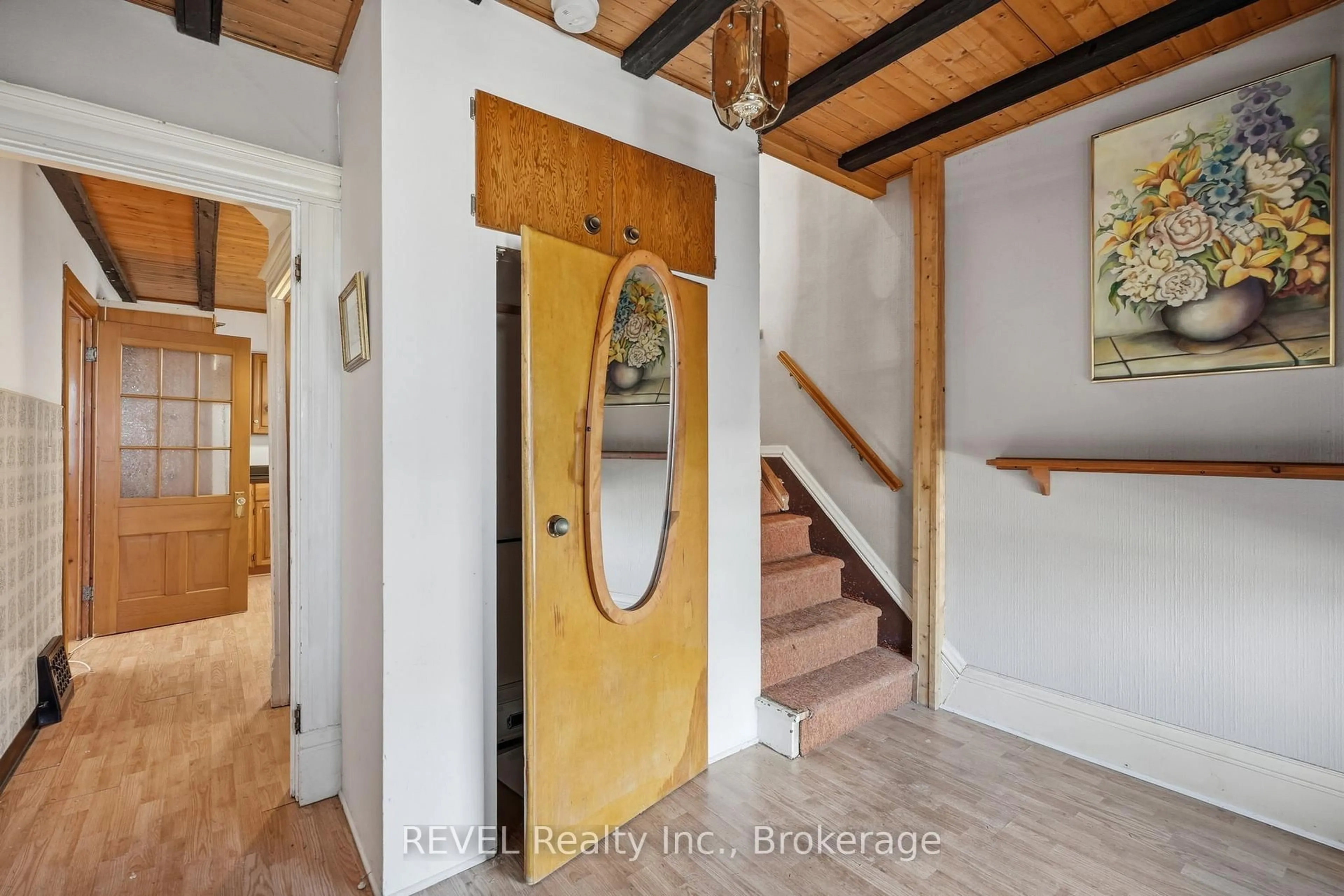 Indoor entryway for 192 Church St, St. Catharines Ontario L2R 3E9