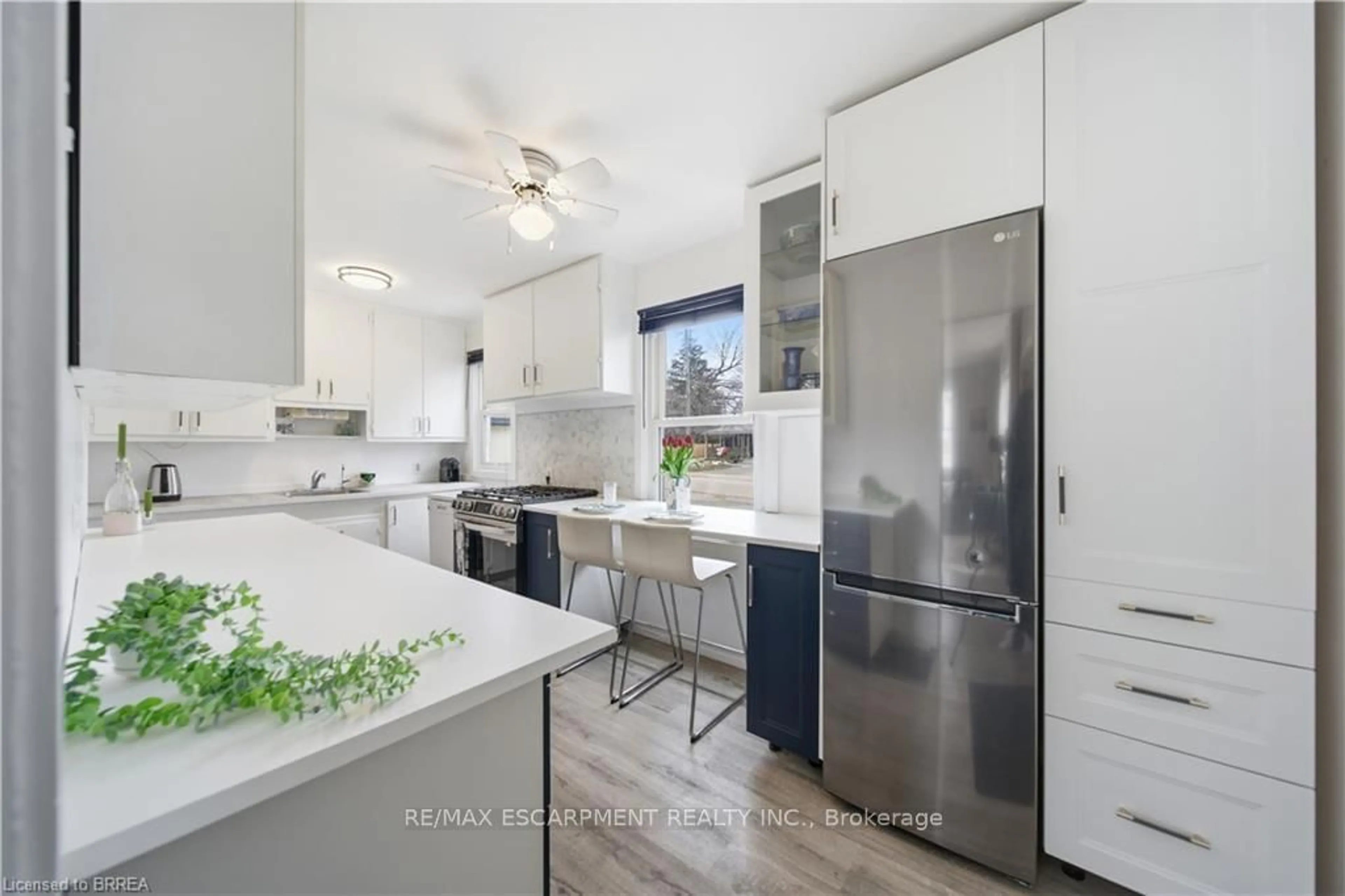 Open concept kitchen, unknown for 112 Dundas St, Brant Ontario N3L 1G9