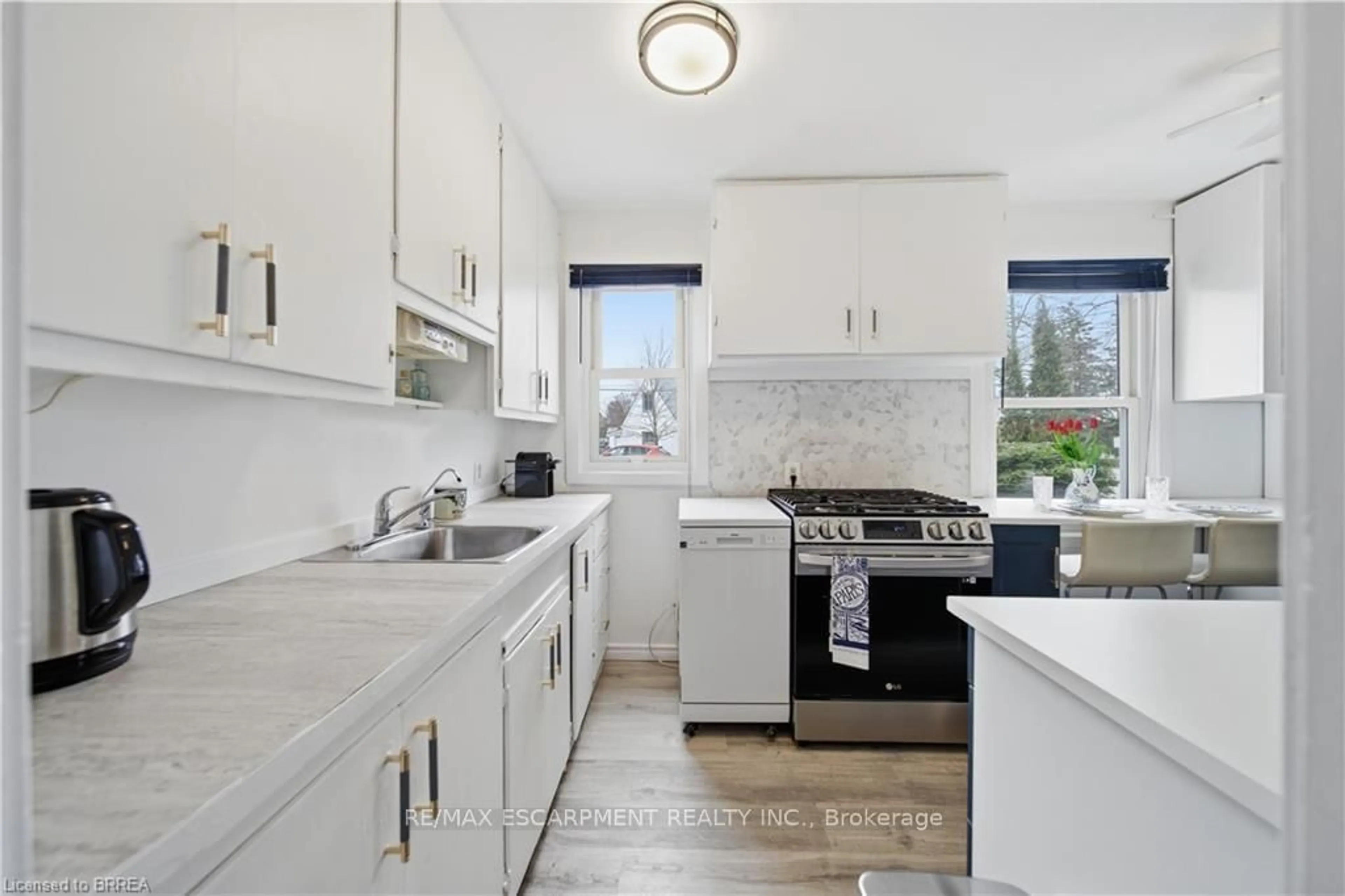 Standard kitchen, ceramic/tile floor for 112 Dundas St, Brant Ontario N3L 1G9