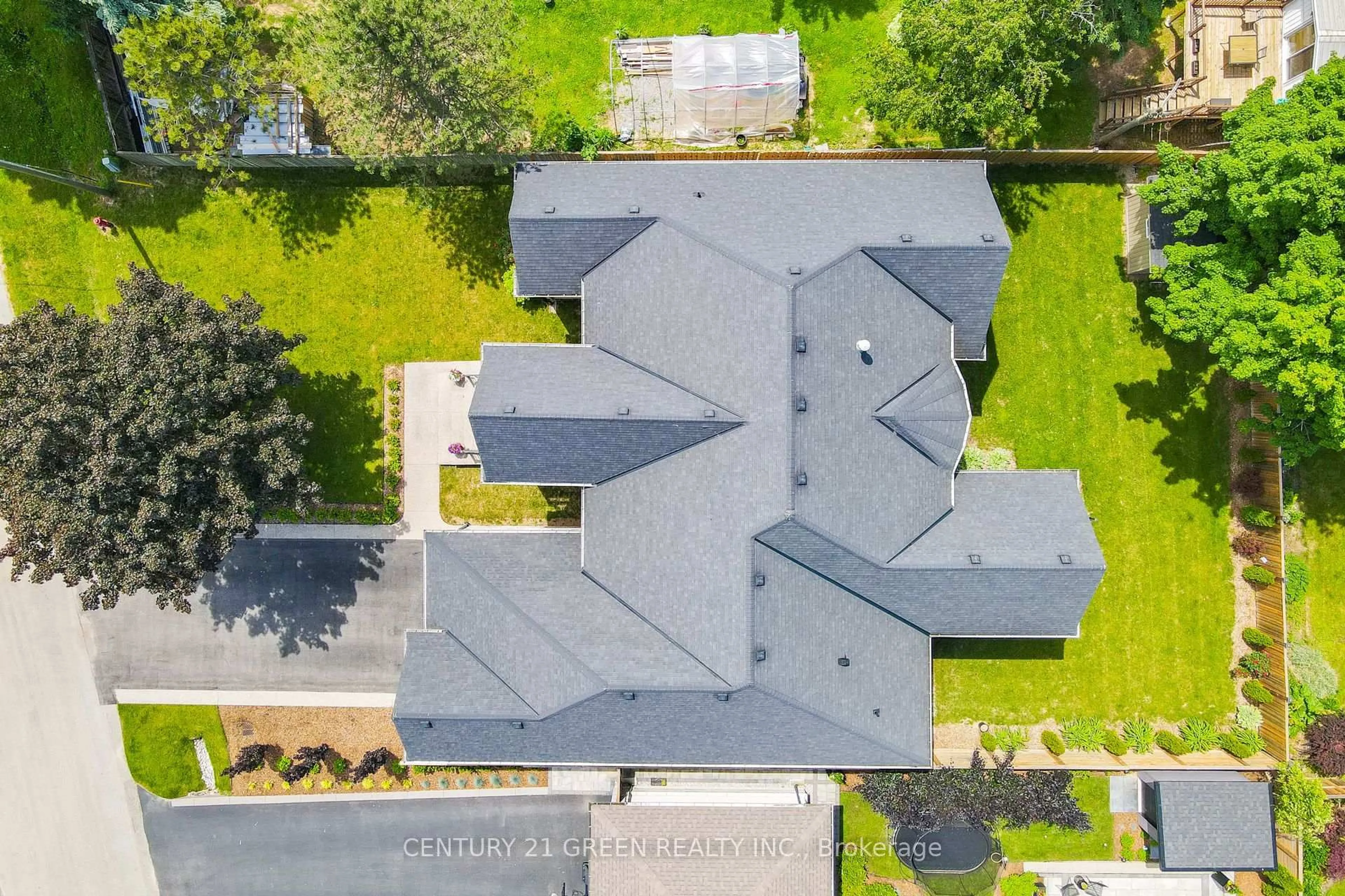 A pic from outside/outdoor area/front of a property/back of a property/a pic from drone, unknown for 679 Hiawatha Blvd, Hamilton Ontario L9G 3A6