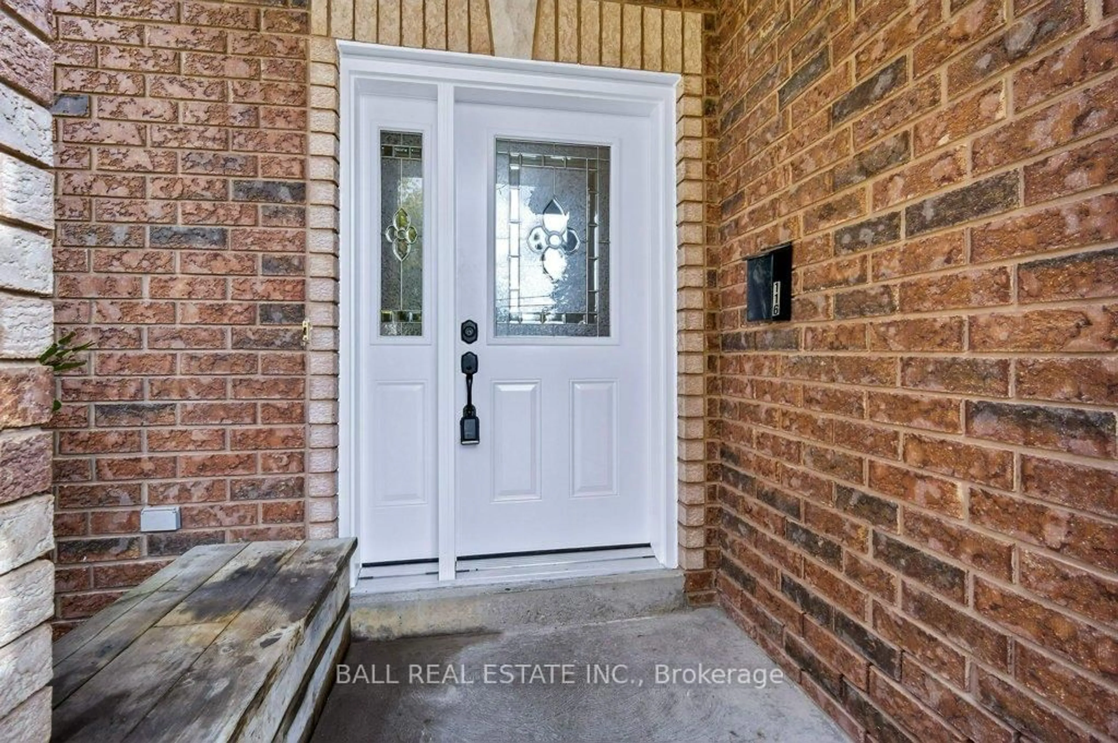 Indoor entryway for 116 Adelaide St, Kawartha Lakes Ontario K9V 0B7