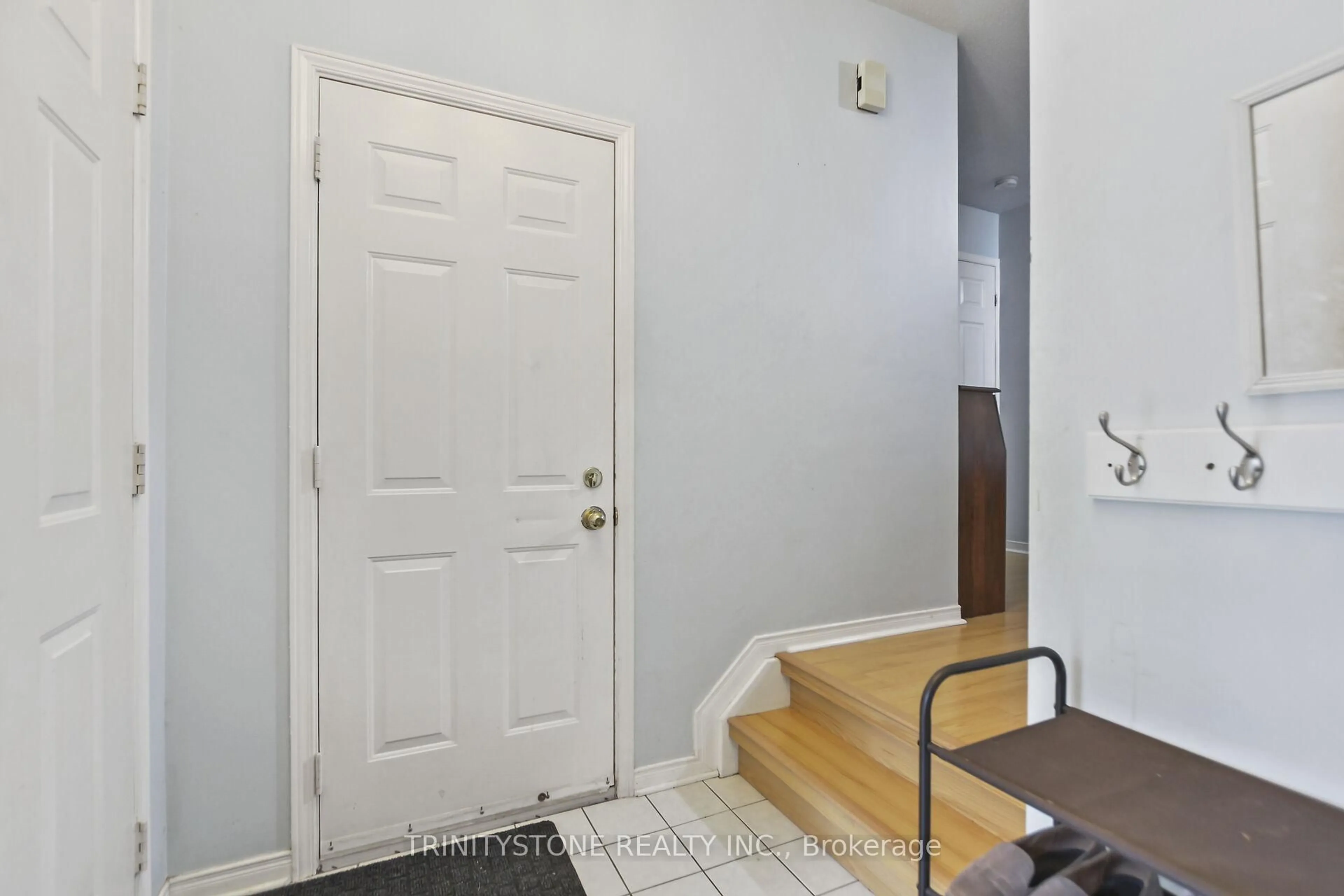 Indoor entryway for 63 Jackman Terr, Ottawa Ontario K2L 4E1