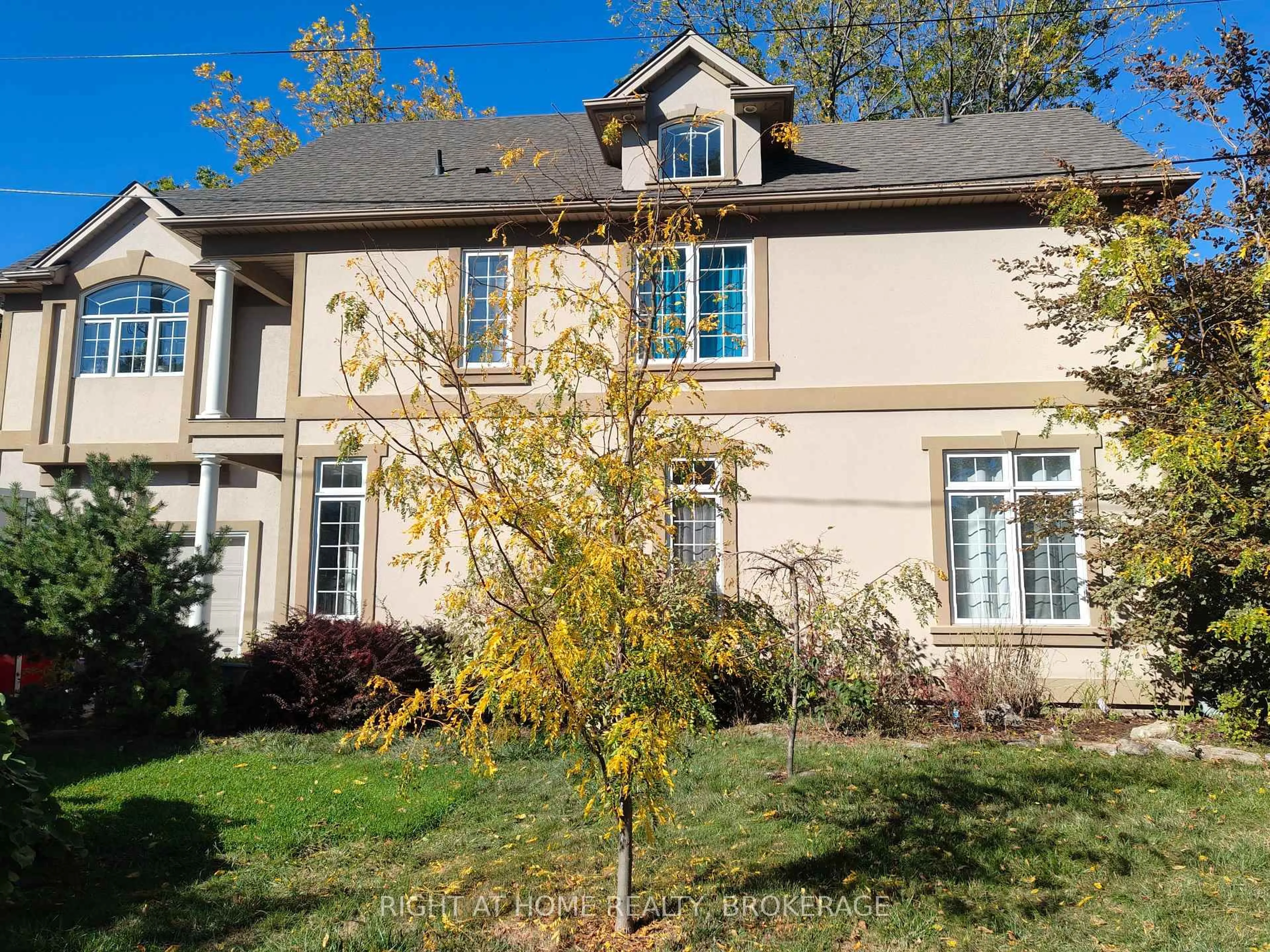 Home with vinyl exterior material, street for 22 Ursula Ave, St. Catharines Ontario L2T 1T1