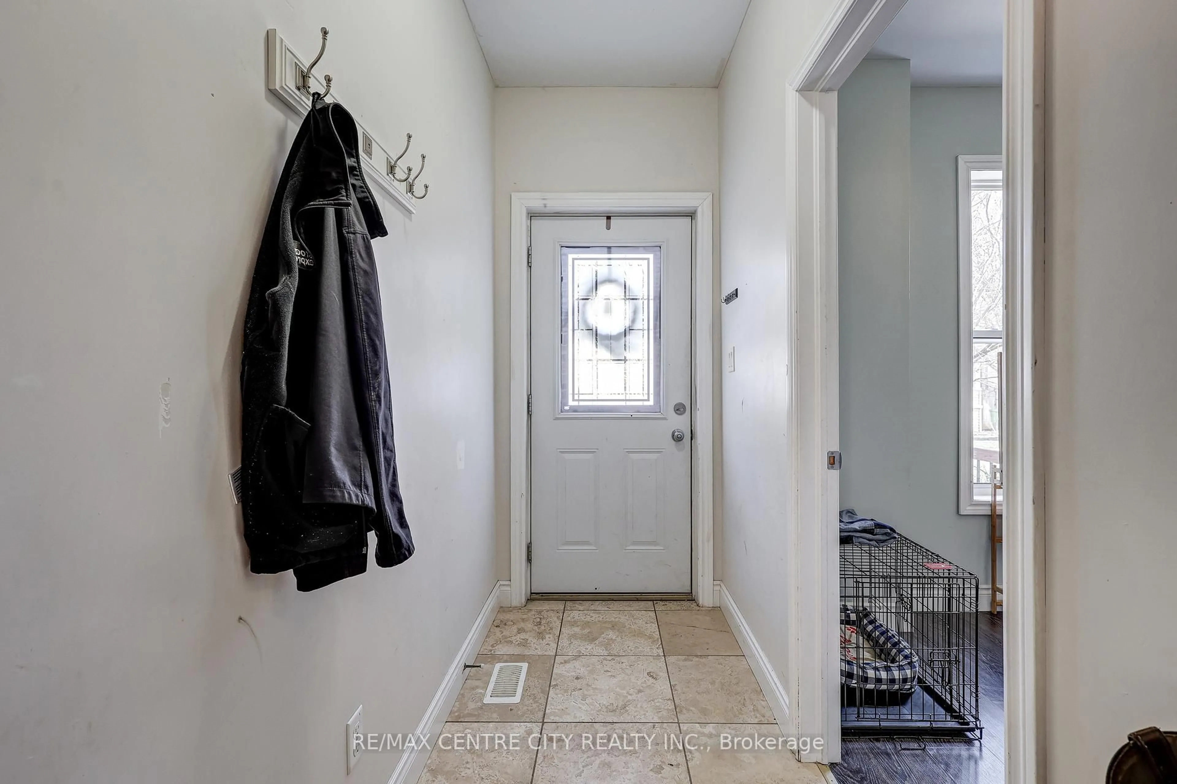 Indoor entryway for 24 St Annes Pl, St. Thomas Ontario N5R 2W5