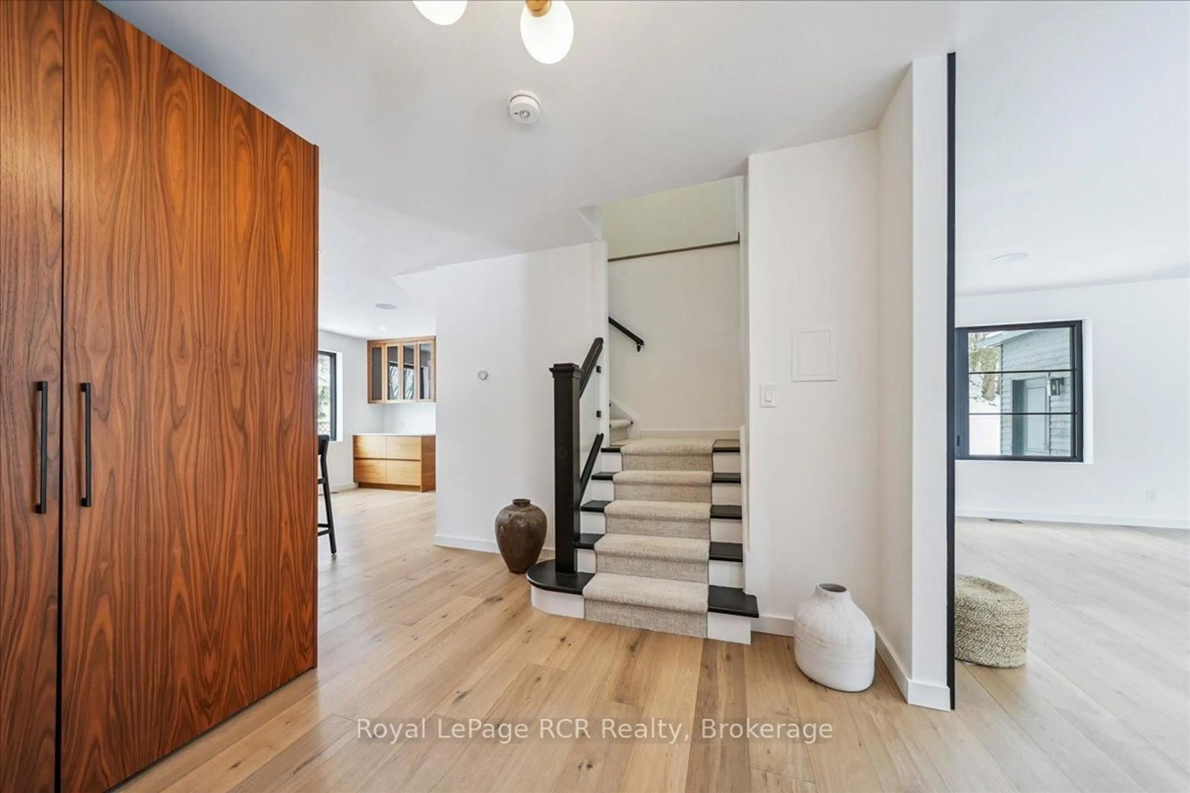 Indoor entryway for 400 2nd Ave, Owen Sound Ontario N4K 4L7