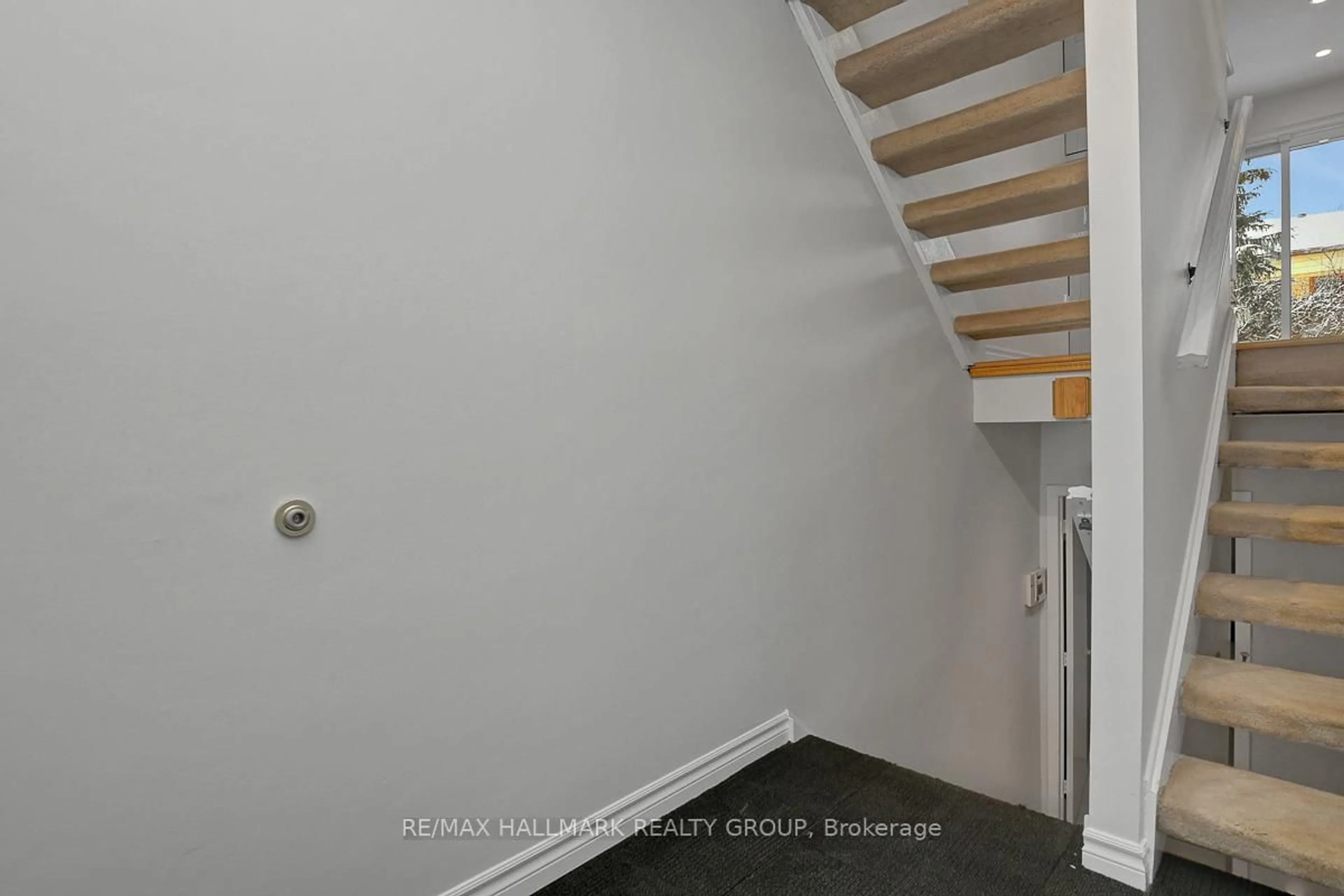 Stairs for 261 Bruyere St, Ottawa Ontario K1N 5E5