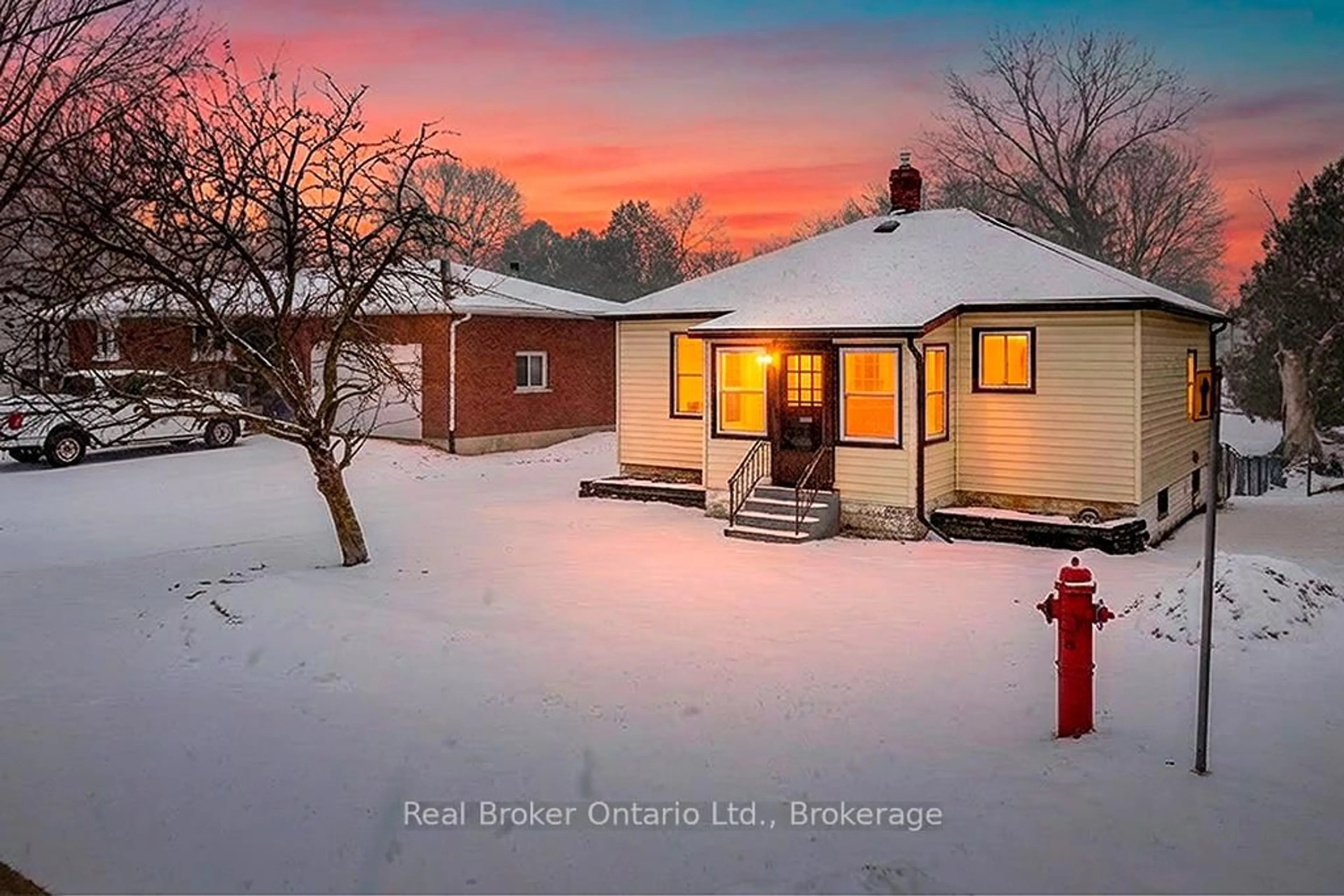 A pic from outside/outdoor area/front of a property/back of a property/a pic from drone, street for 626 13th Ave, Hanover Ontario N4N 2X1