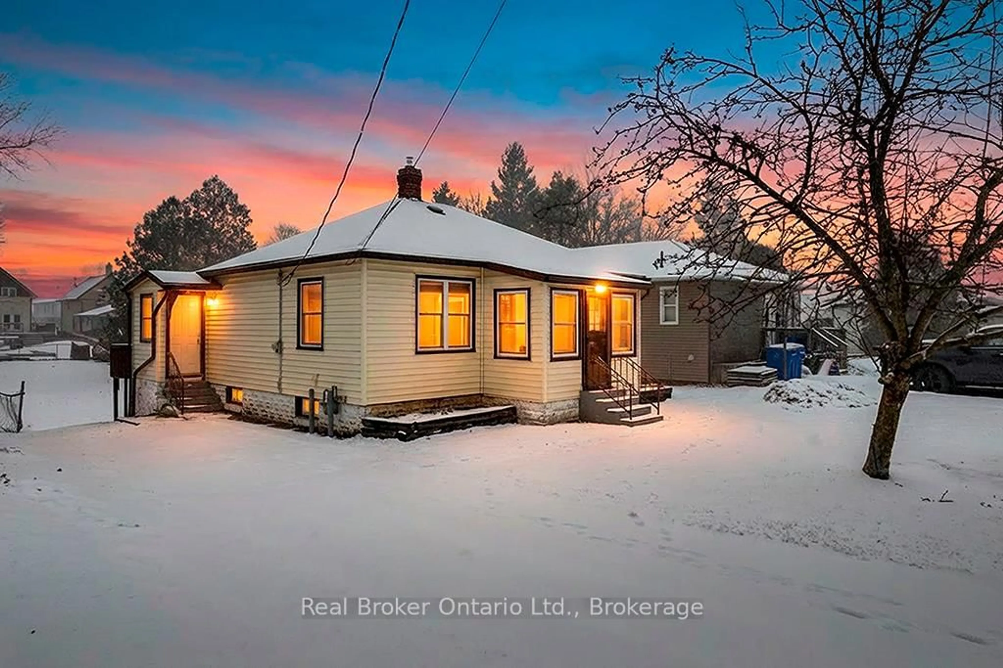 A pic from outside/outdoor area/front of a property/back of a property/a pic from drone, street for 626 13th Ave, Hanover Ontario N4N 2X1
