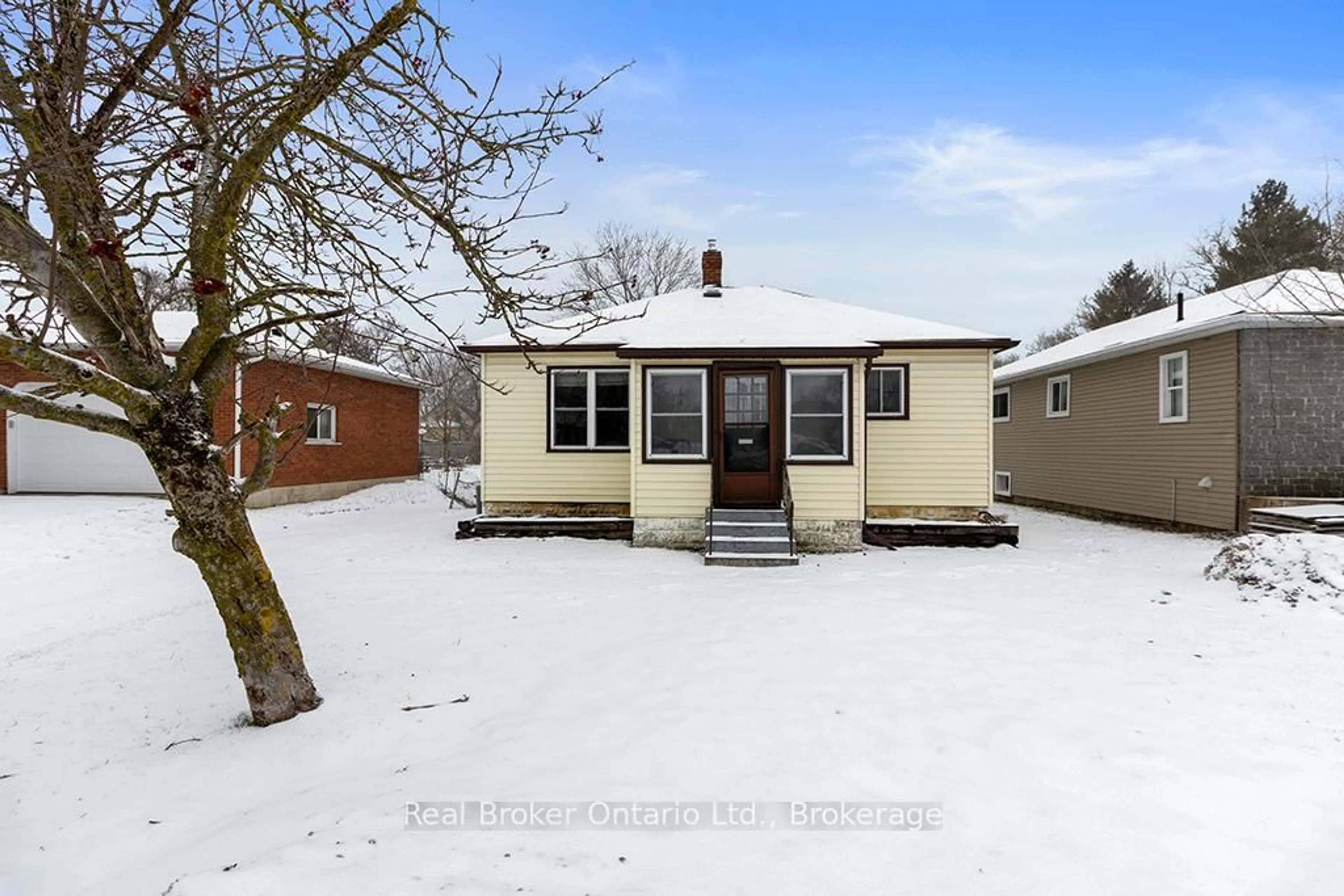 A pic from outside/outdoor area/front of a property/back of a property/a pic from drone, street for 626 13th Ave, Hanover Ontario N4N 2X1