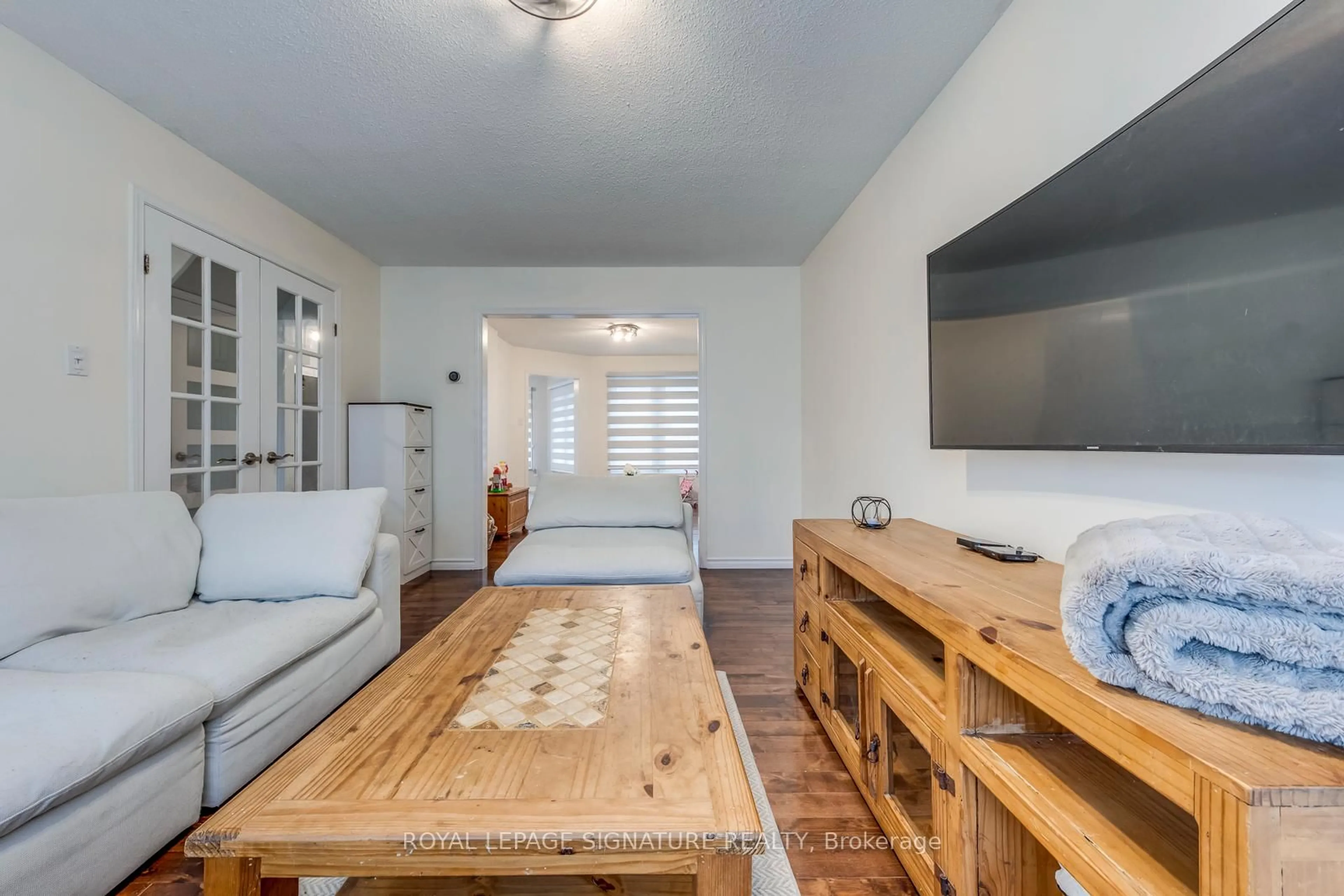 Living room with furniture, wood/laminate floor for 54 Randolf Crt, Hamilton Ontario L8W 2Z8