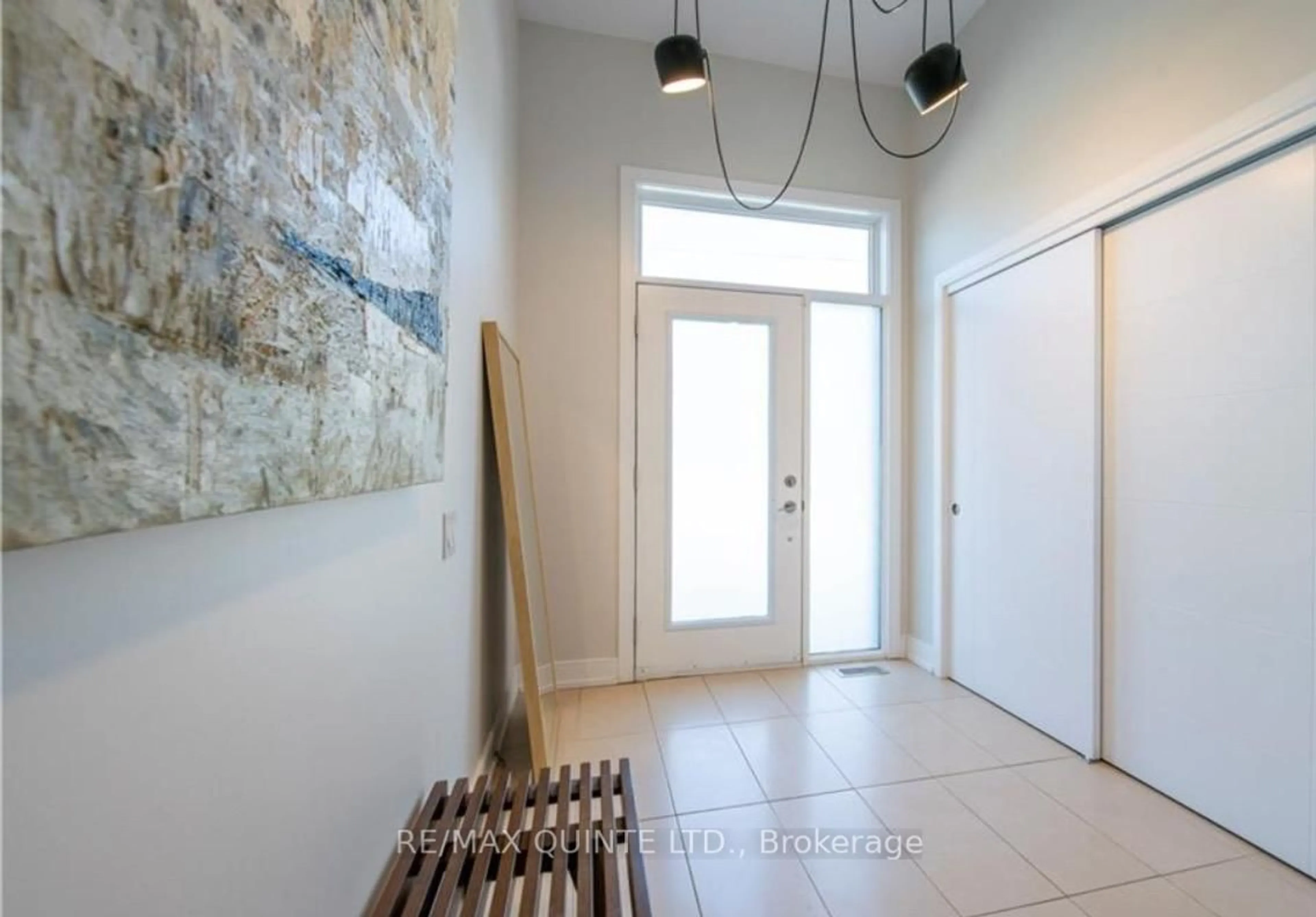 Indoor entryway for 362 Roosevelt Ave, Ottawa Ontario K2A 1Z3