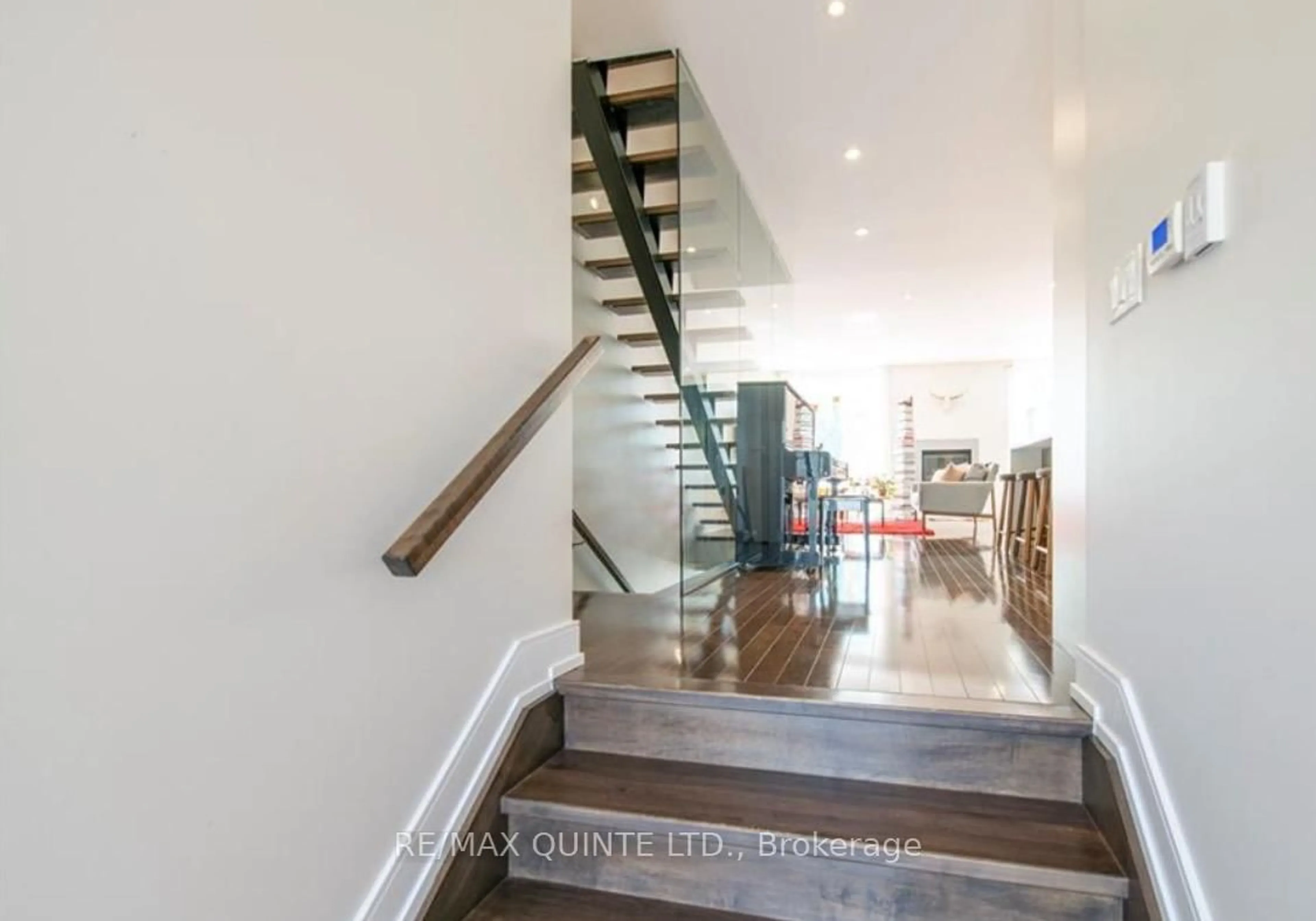 Stairs for 362 Roosevelt Ave, Ottawa Ontario K2A 1Z3