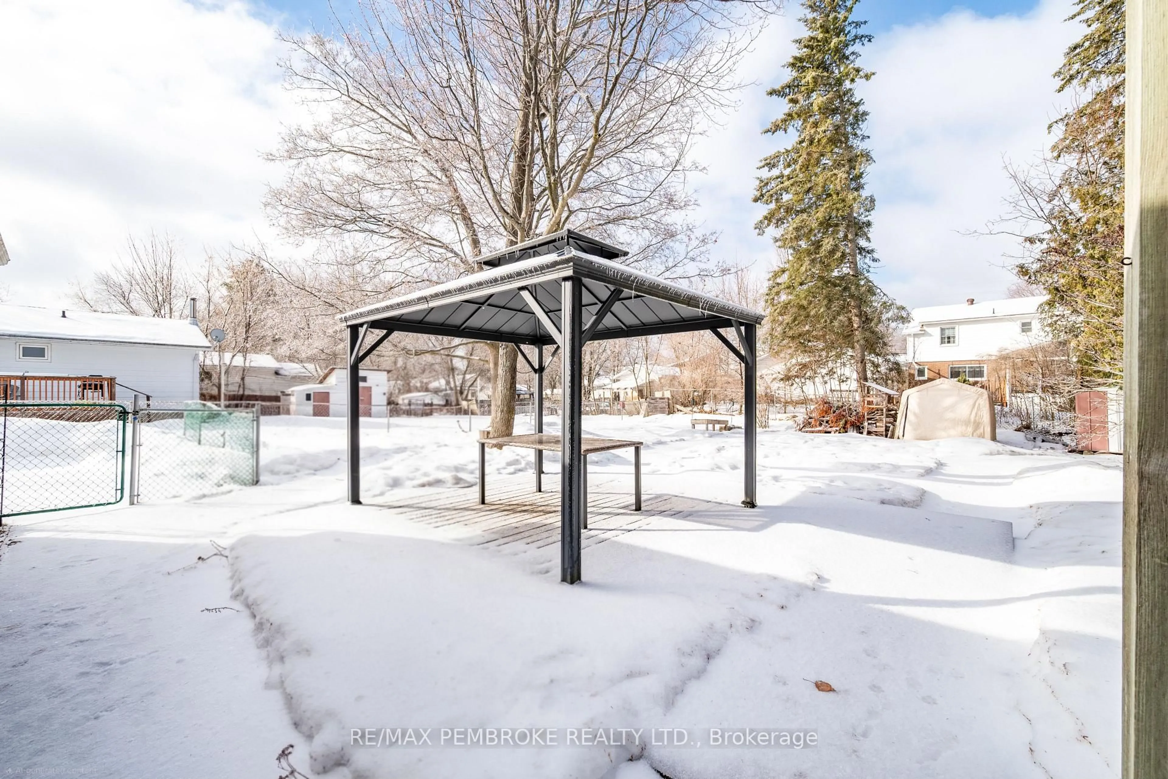 Patio, street for 59 Mary St, Petawawa Ontario K8H 1S2