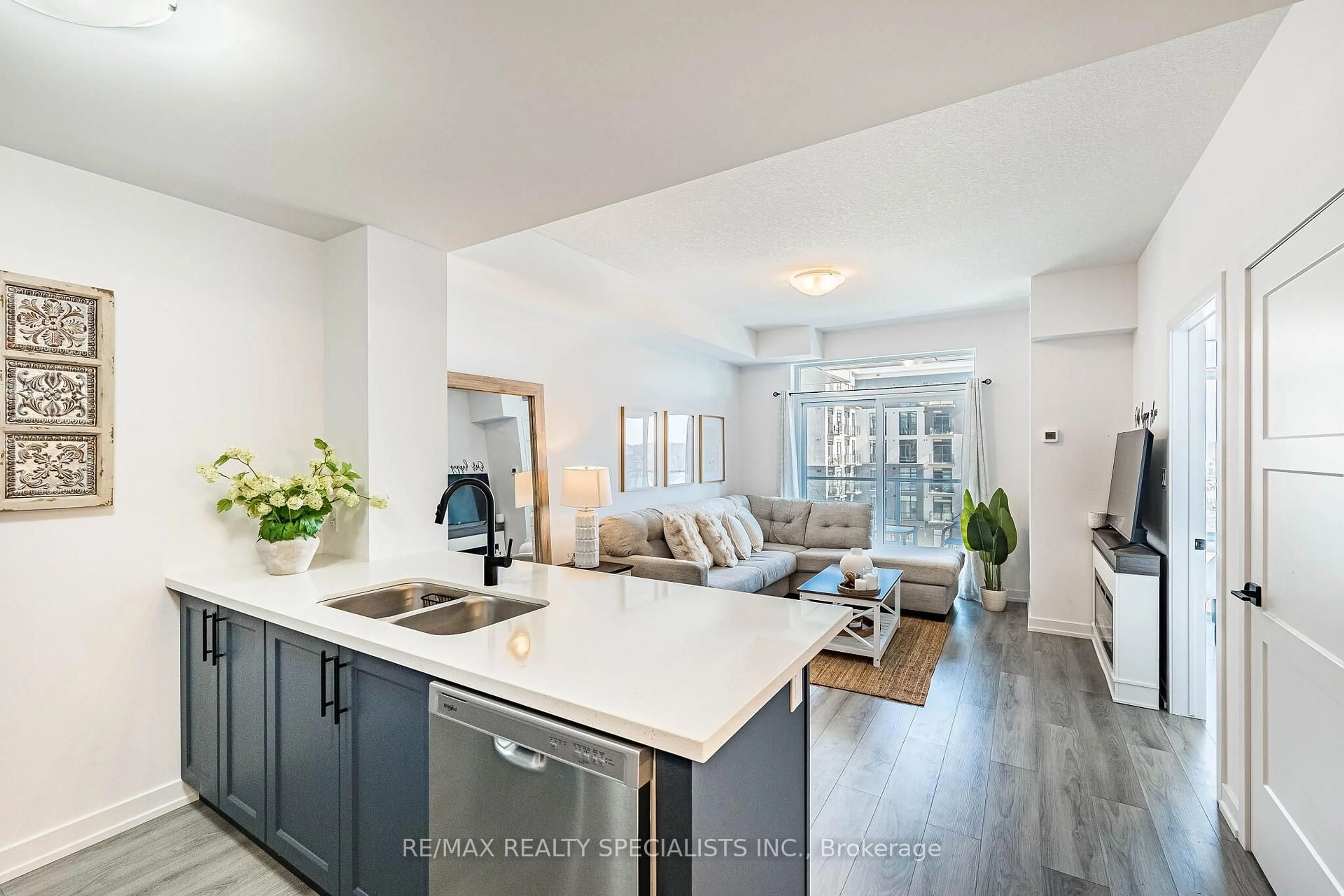 Open concept kitchen, ceramic/tile floor for 470 Dundas St #418, Hamilton Ontario L0R 2H8