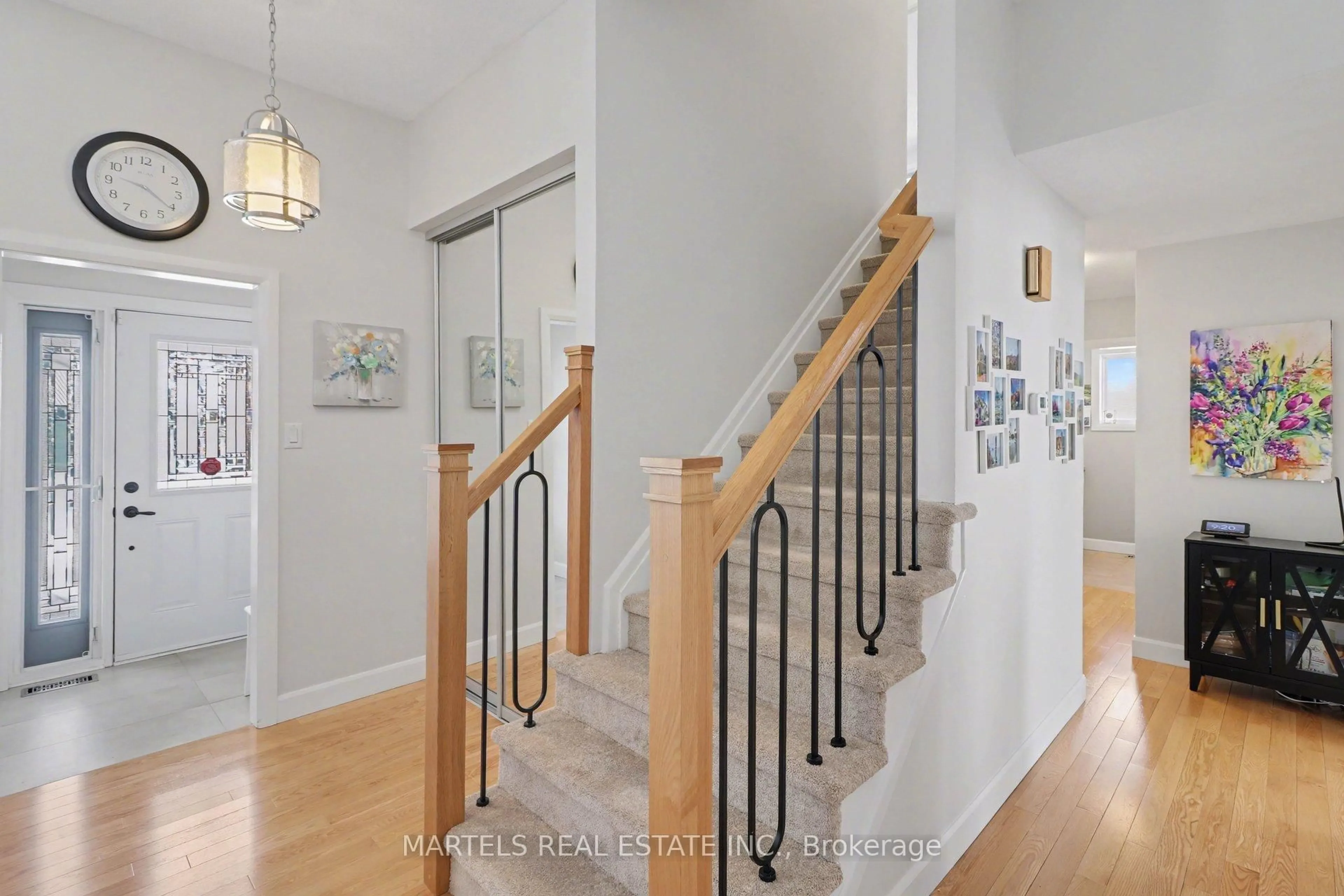 Indoor entryway for 1149 Beaujolais Cres, Ottawa Ontario K1C 2H5
