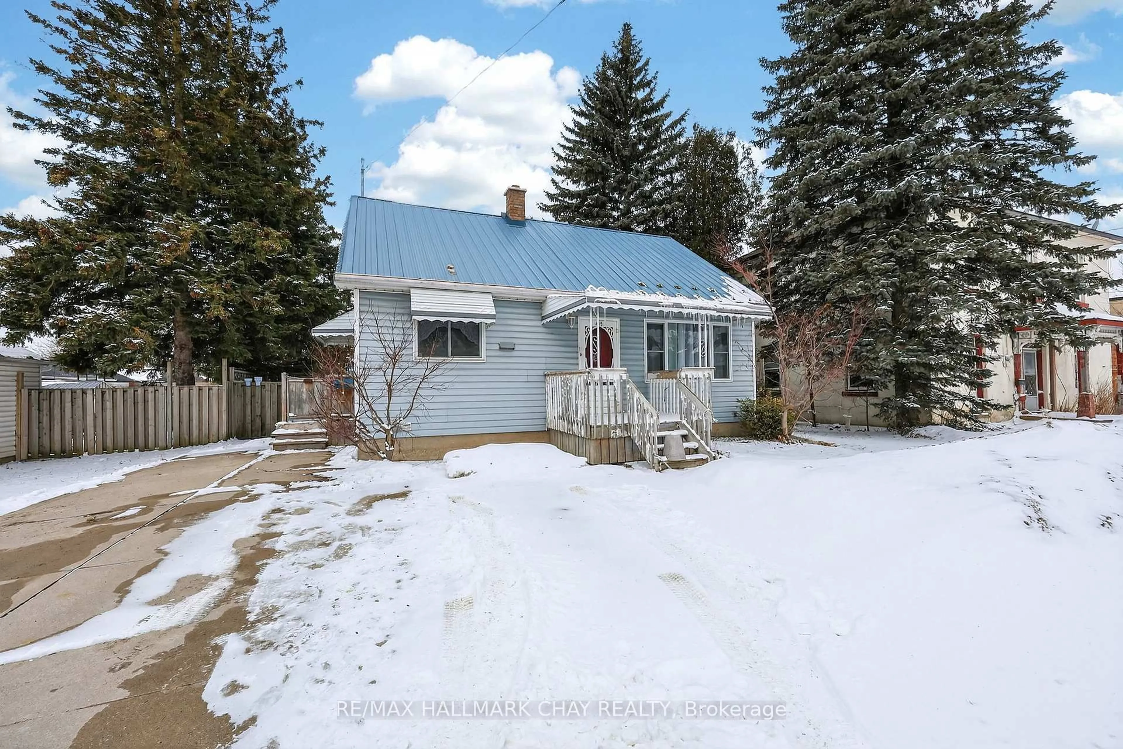 A pic from outside/outdoor area/front of a property/back of a property/a pic from drone, street for 415 Main St, Wellington North Ontario N0G 2L1