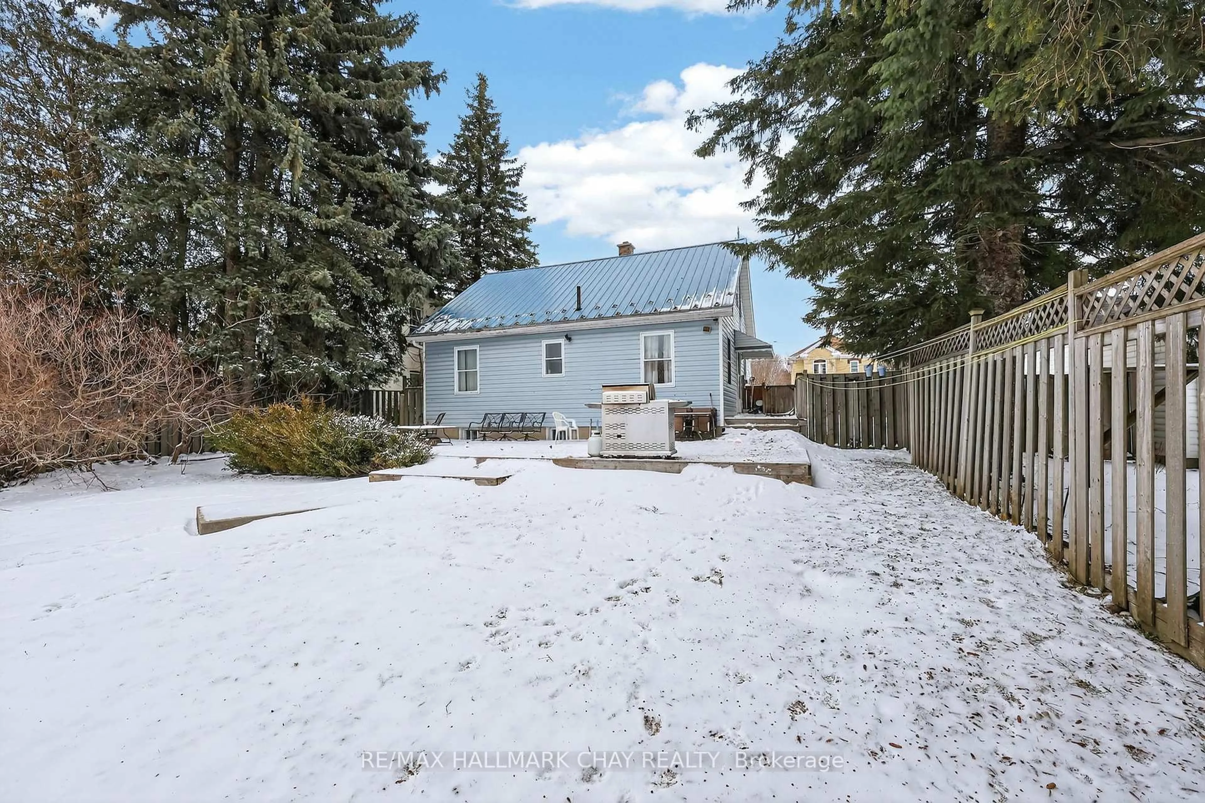 A pic from outside/outdoor area/front of a property/back of a property/a pic from drone, street for 415 Main St, Wellington North Ontario N0G 2L1