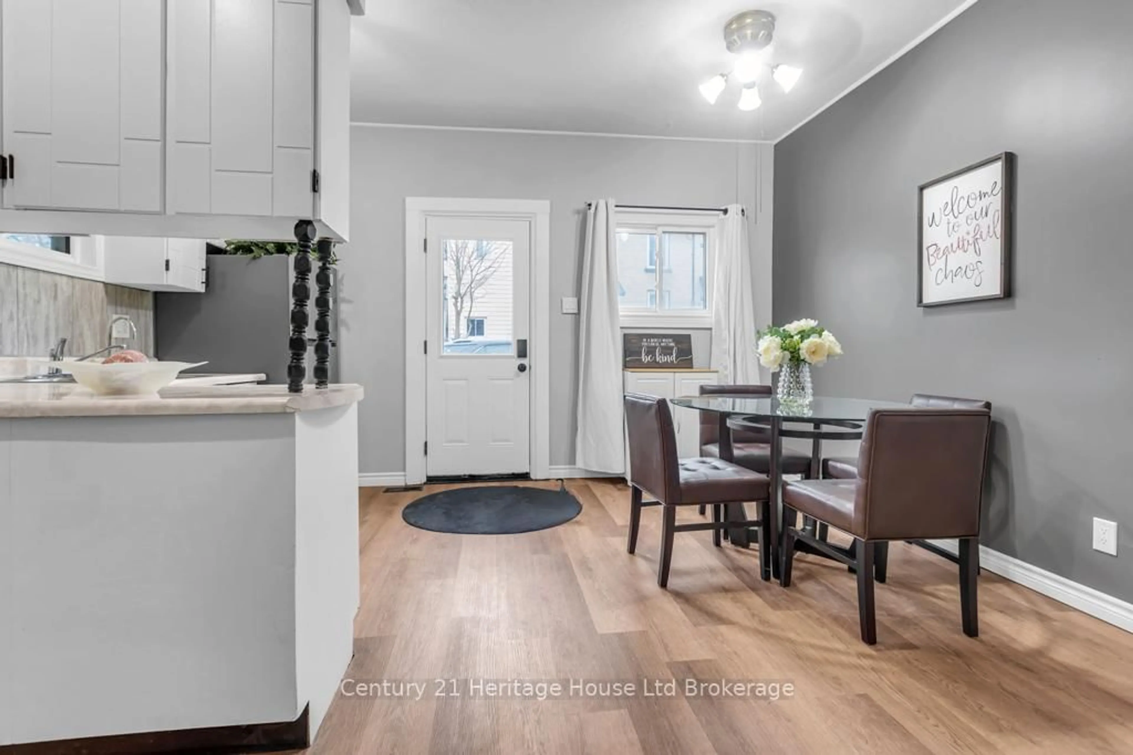 Indoor entryway for 109 Carroll St, Ingersoll Ontario N5C 1W1