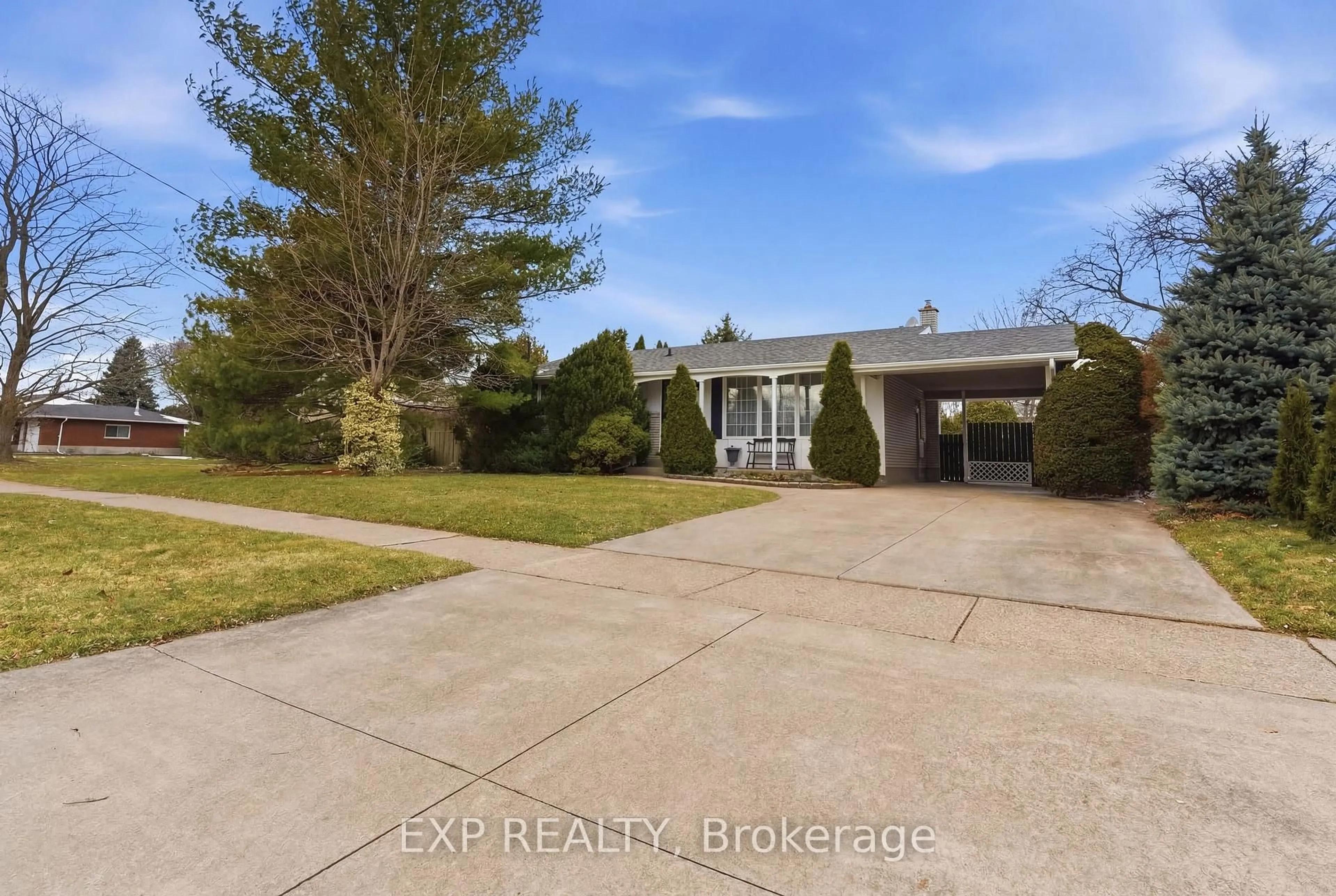 A pic from outside/outdoor area/front of a property/back of a property/a pic from drone, unknown for 189 Parnell Rd, St. Catharines Ontario L2M 1W3