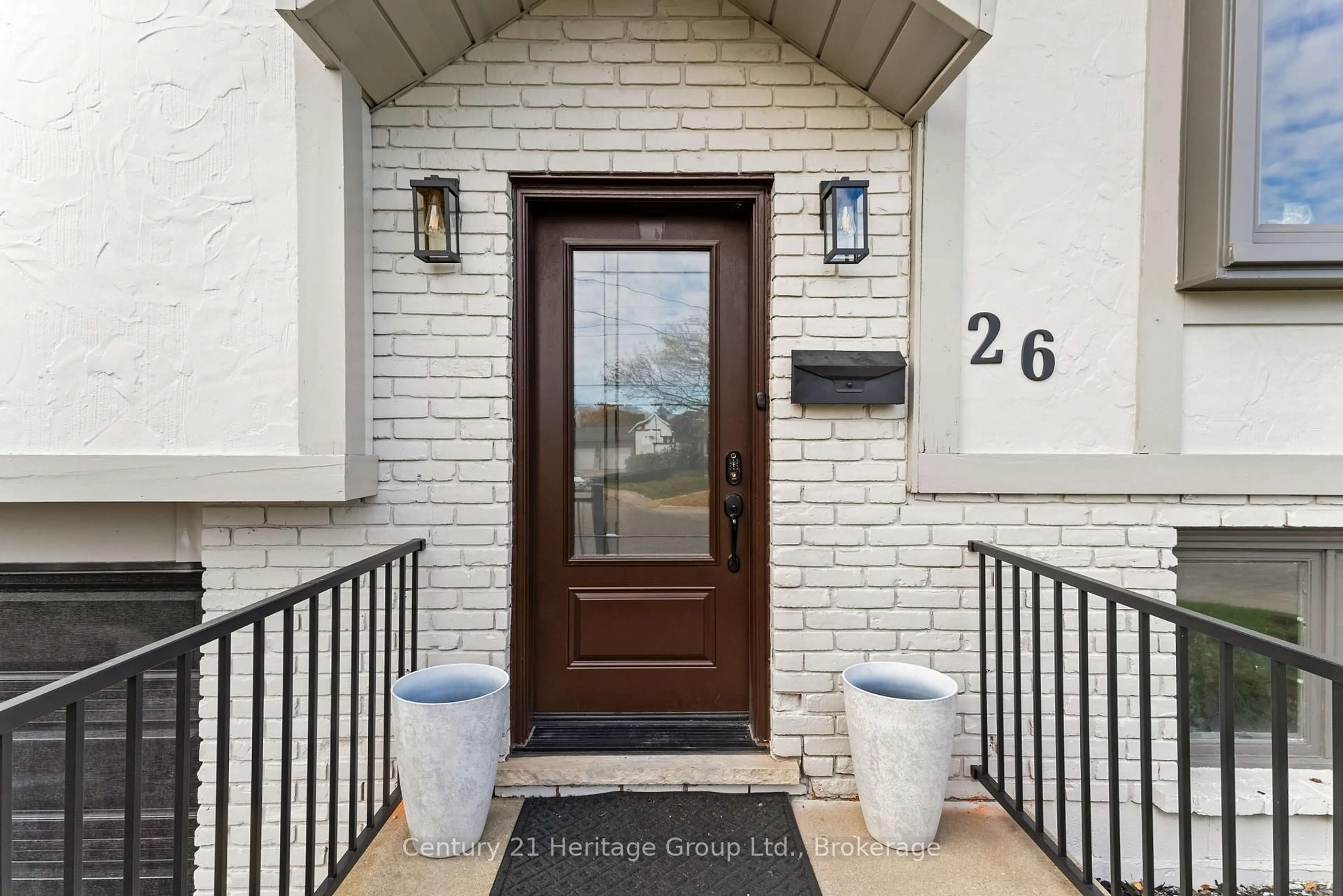 Indoor entryway for 26 Rama Crt, Hamilton Ontario L8W 2B3