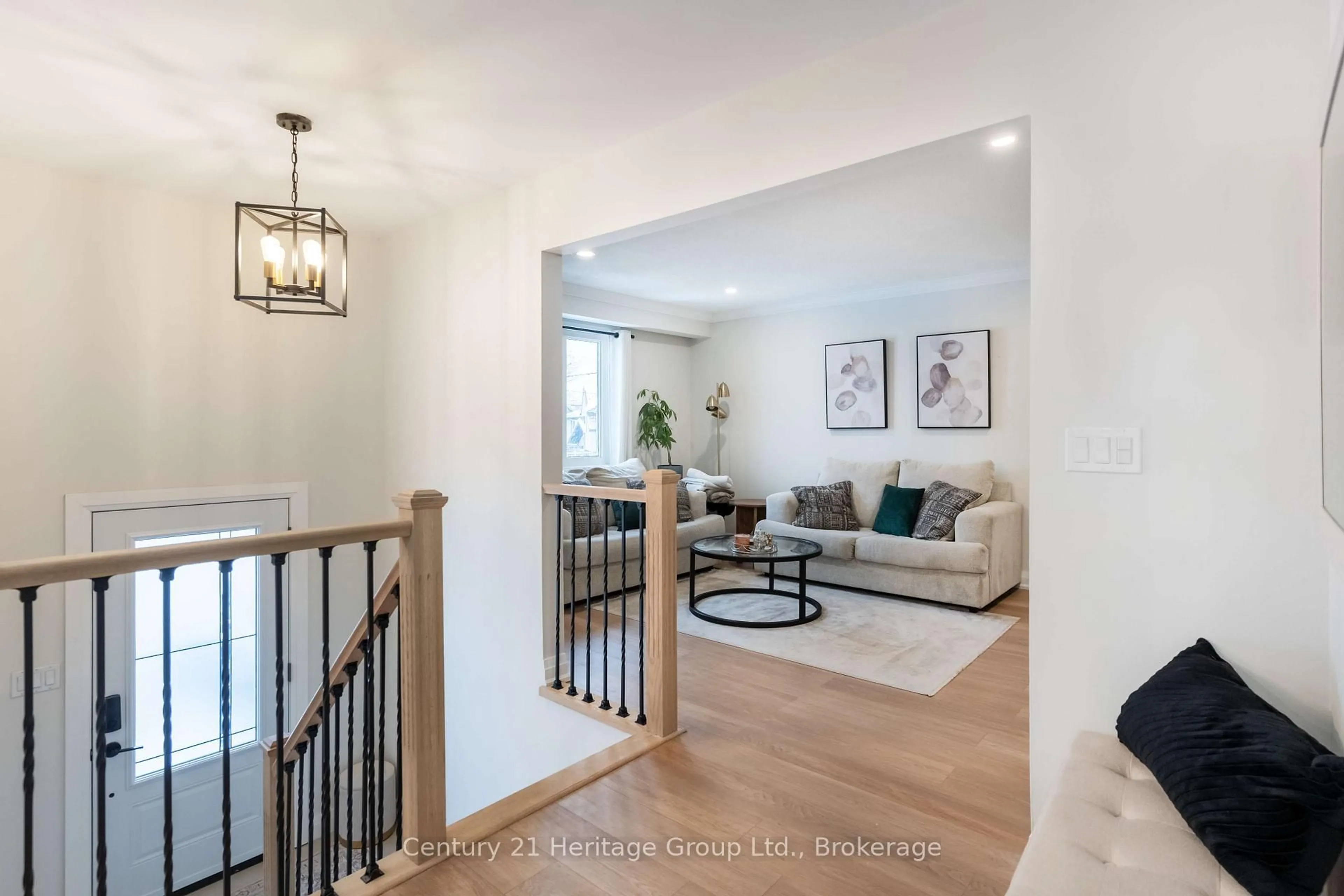 Indoor entryway for 26 Rama Crt, Hamilton Ontario L8W 2B3