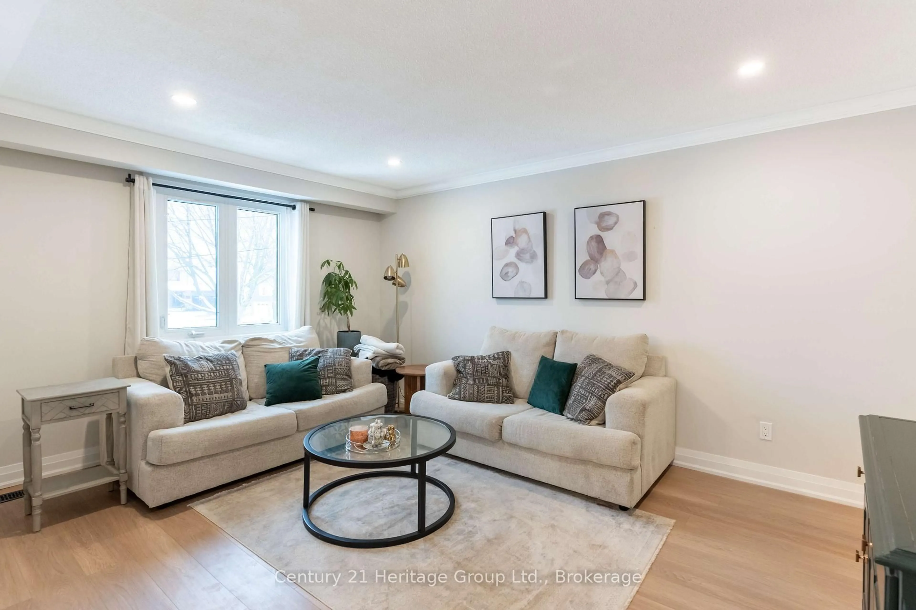 Living room with furniture, unknown for 26 Rama Crt, Hamilton Ontario L8W 2B3