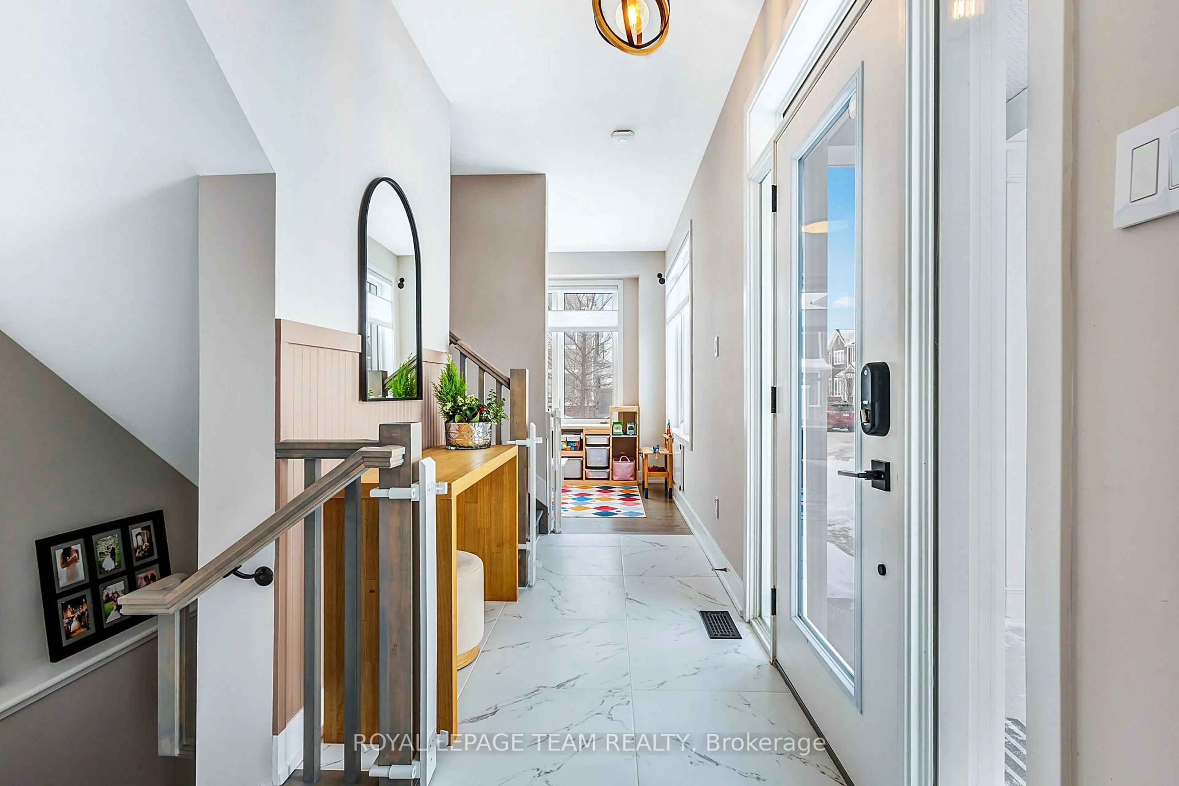 Indoor entryway for 21 Coppermine St, Ottawa Ontario K2J 6P5