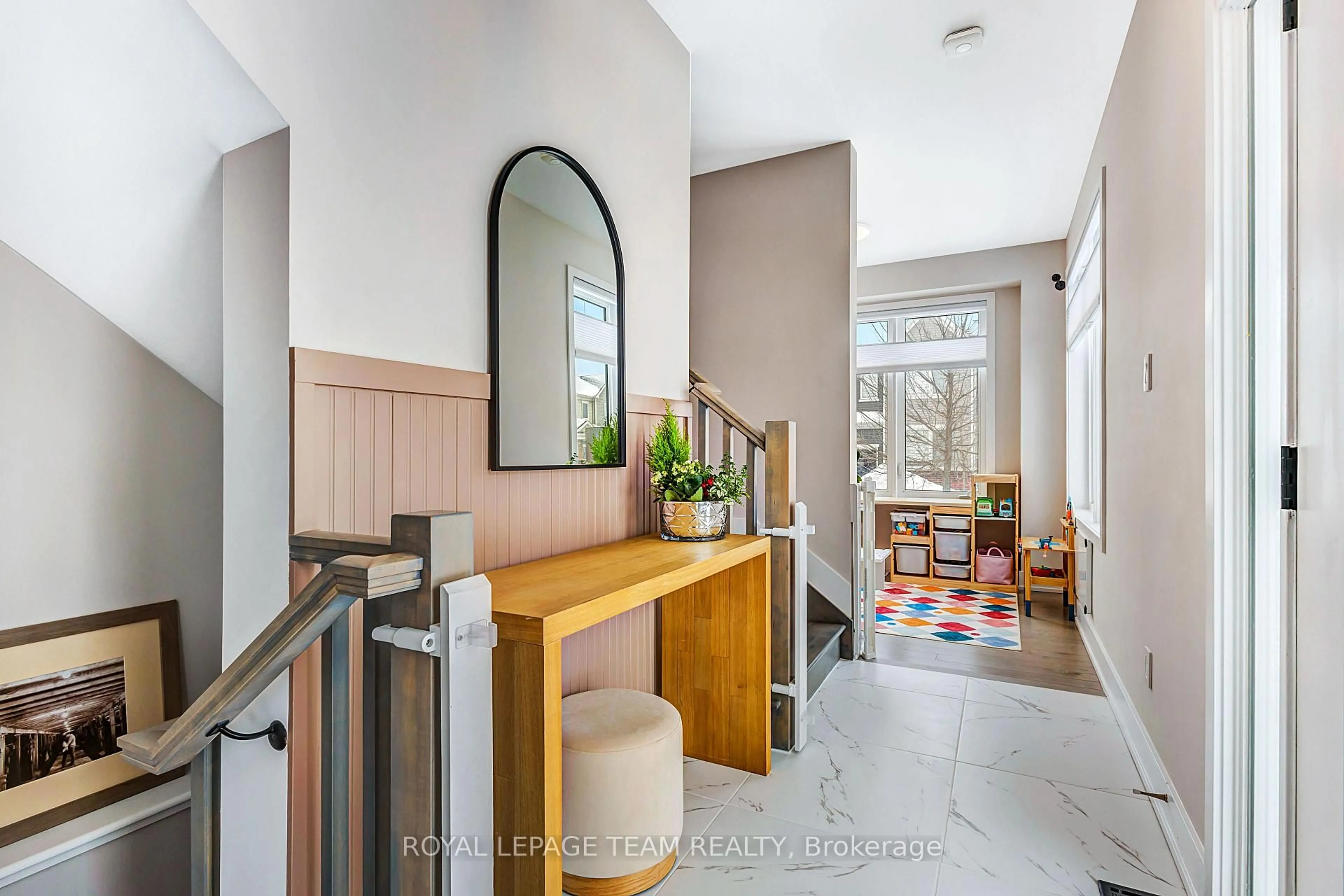 Indoor foyer for 21 Coppermine St, Ottawa Ontario K2J 6P5