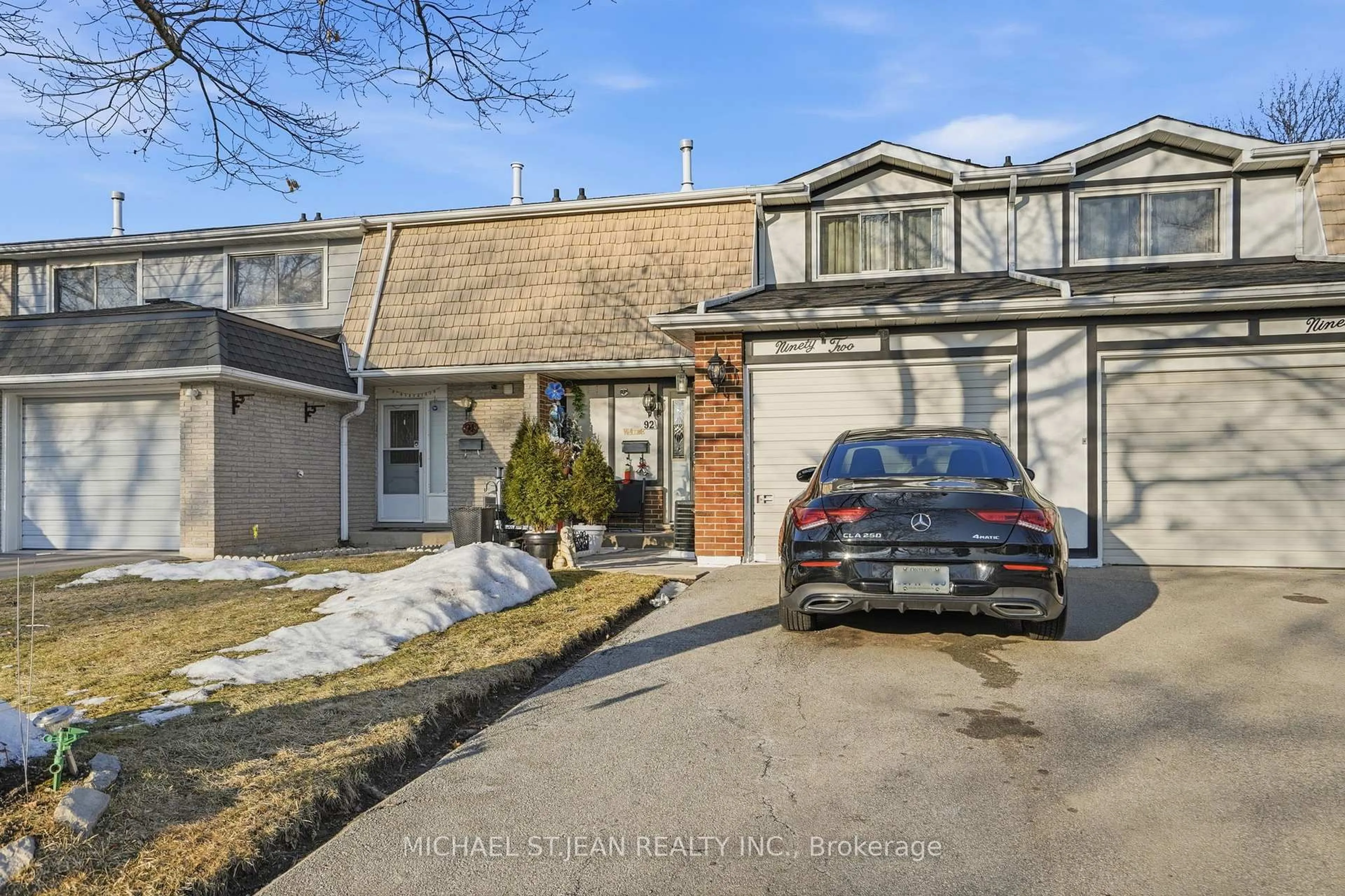 A pic from outside/outdoor area/front of a property/back of a property/a pic from drone, street for 92 St. Andrews Dr, Hamilton Ontario L8K 6H4