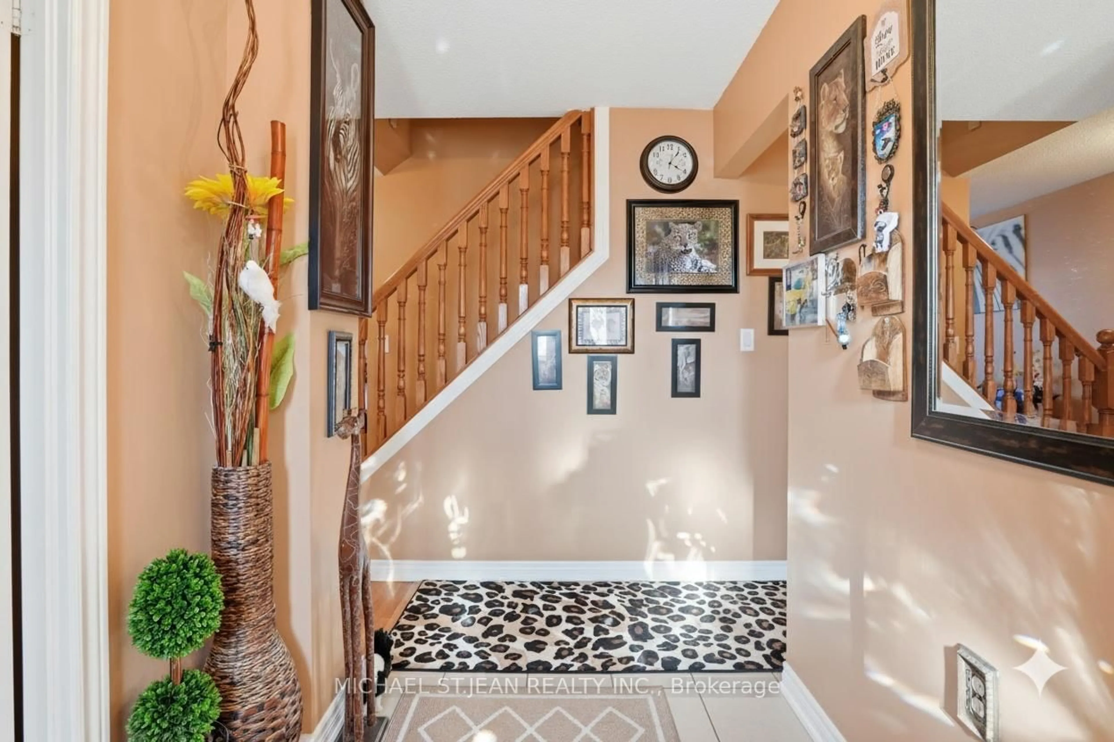 Indoor foyer for 92 St. Andrews Dr, Hamilton Ontario L8K 6H4
