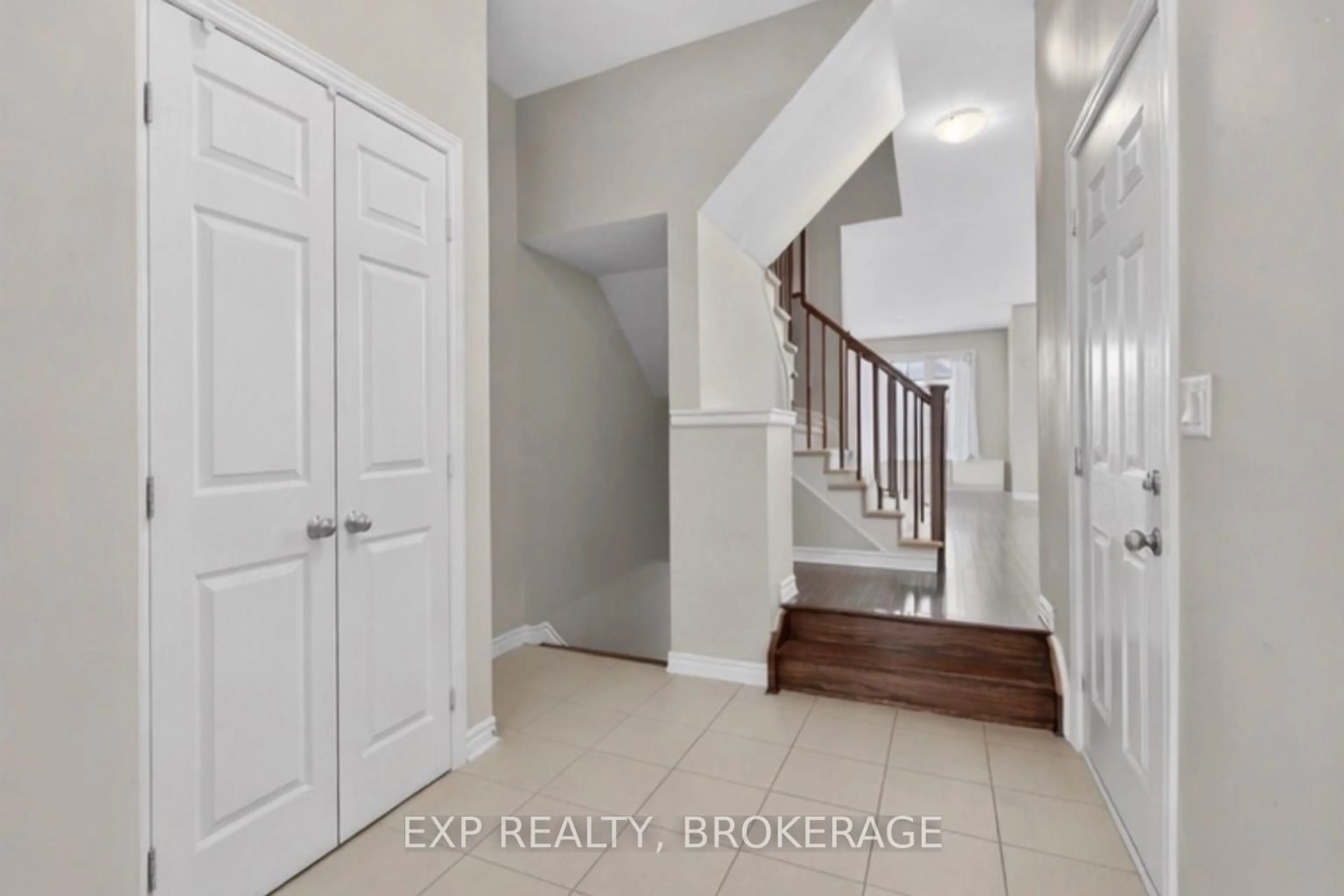 Indoor entryway for 1093 HORIZON Dr, Kingston Ontario K7P 0M3