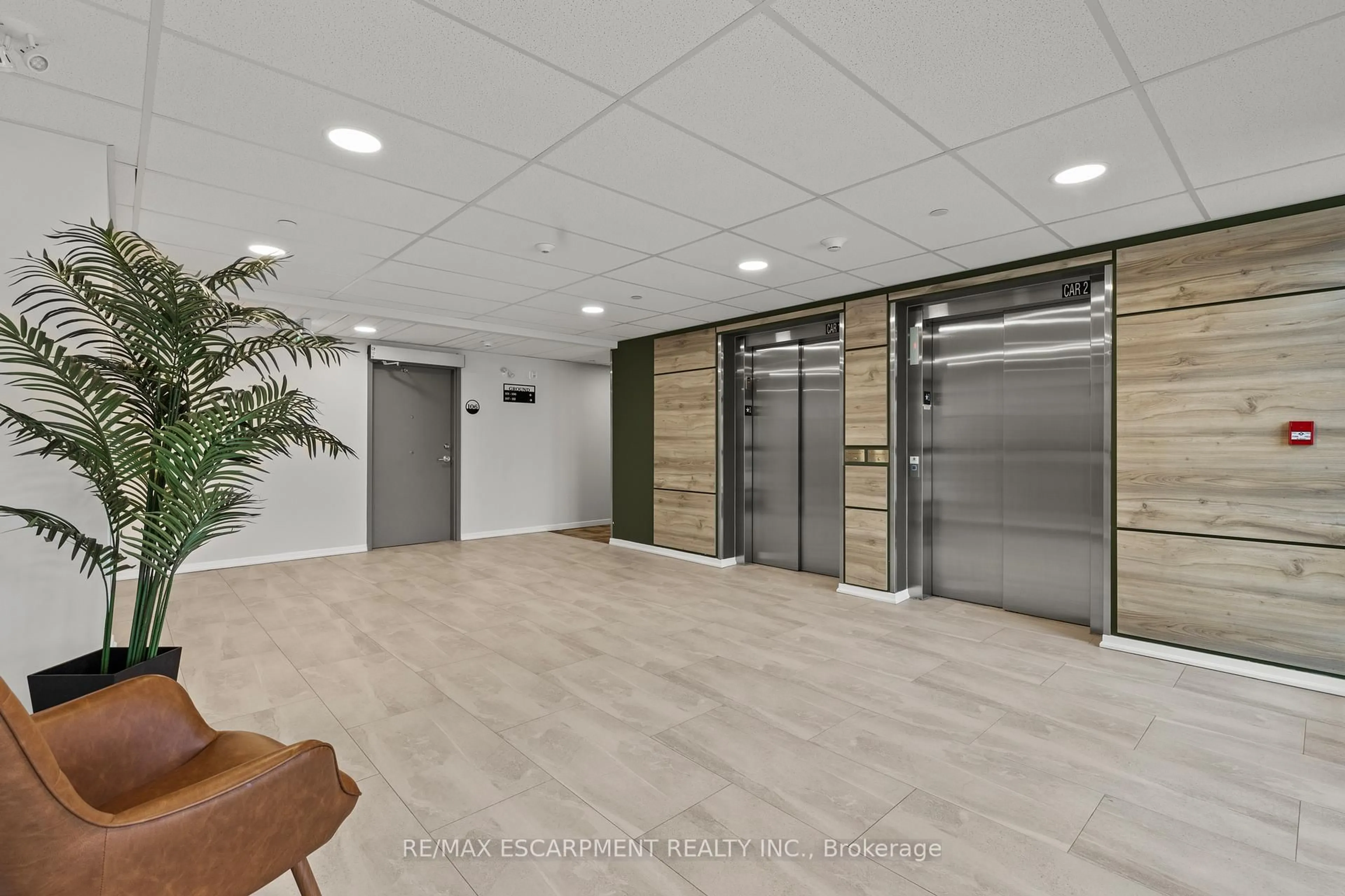 Indoor foyer for 3998 Victoria Ave #211, Lincoln Ontario L0R 2C0