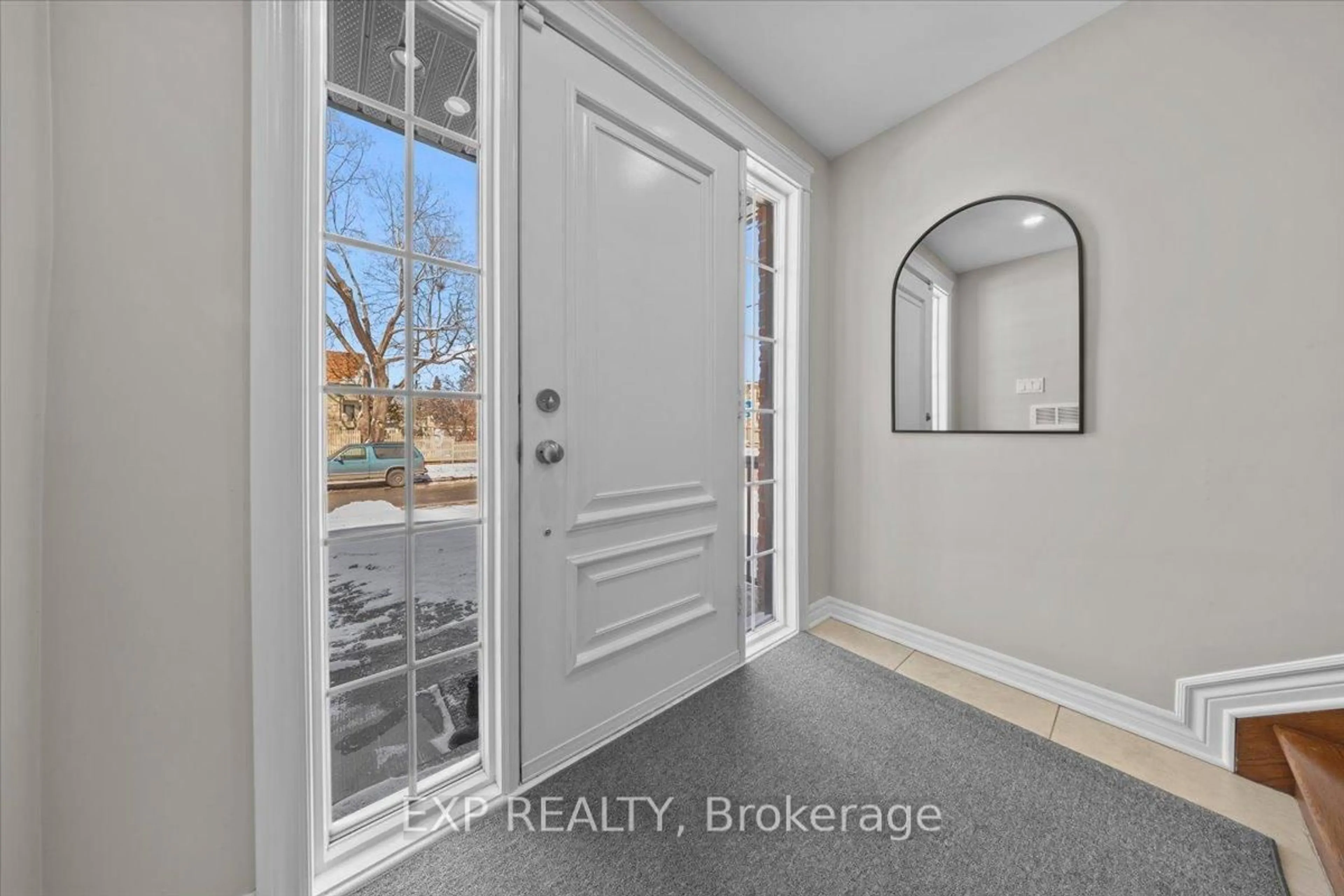 Indoor entryway for 374 Greenwood Ave, Ottawa Ontario K2A 4E6