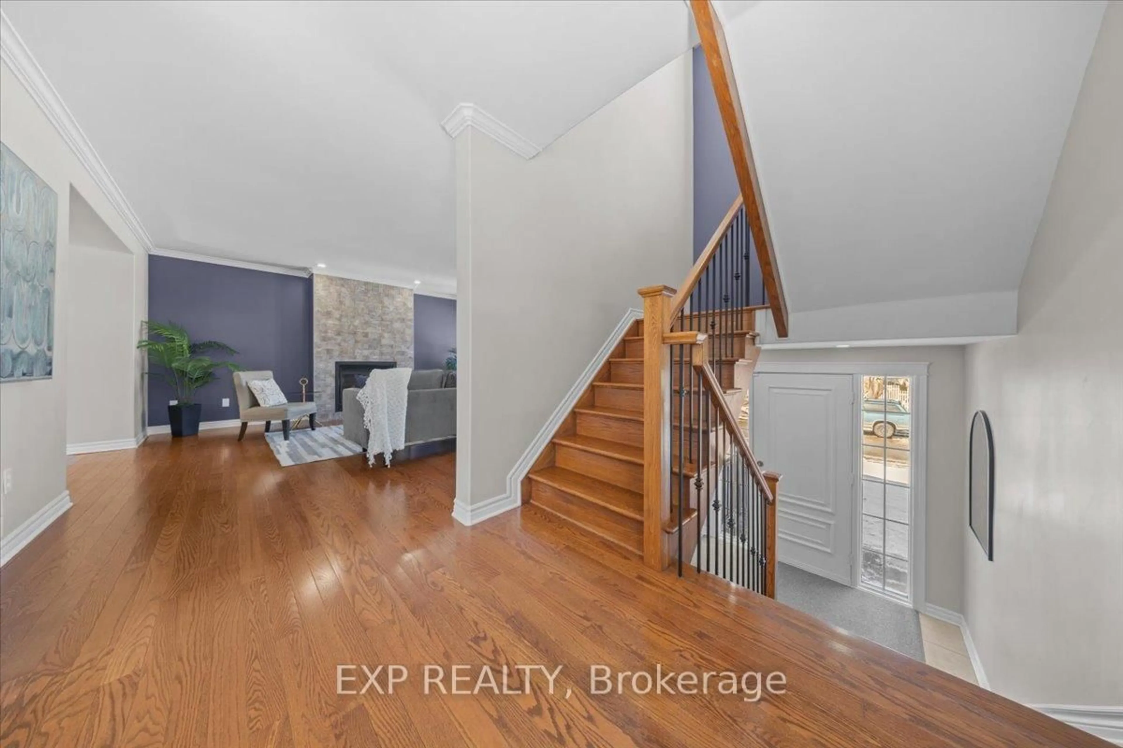 Indoor entryway for 374 Greenwood Ave, Ottawa Ontario K2A 4E6