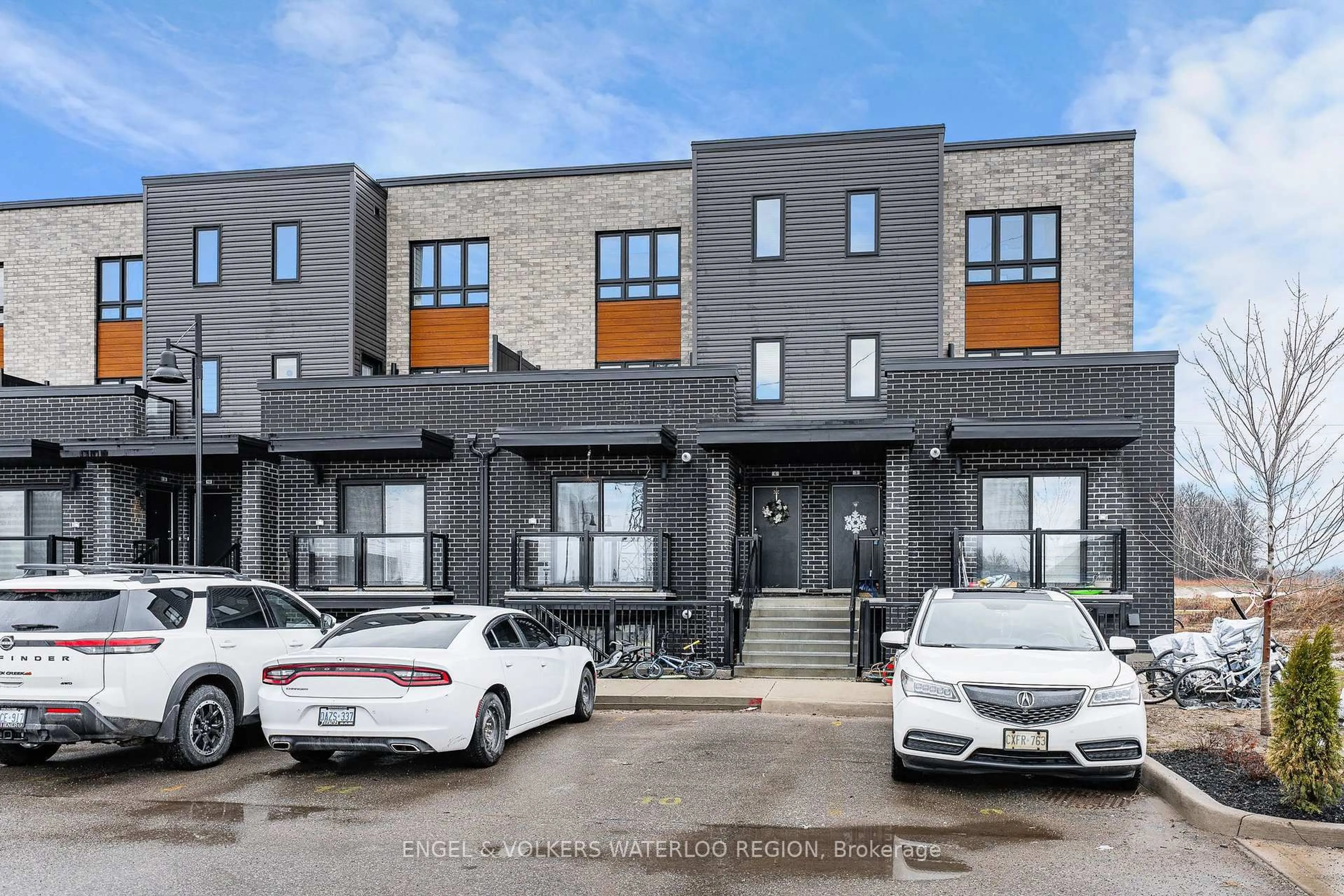 A pic from outside/outdoor area/front of a property/back of a property/a pic from drone, street for 235 Chapel Hill Dr #5, Kitchener Ontario N2R 0S4