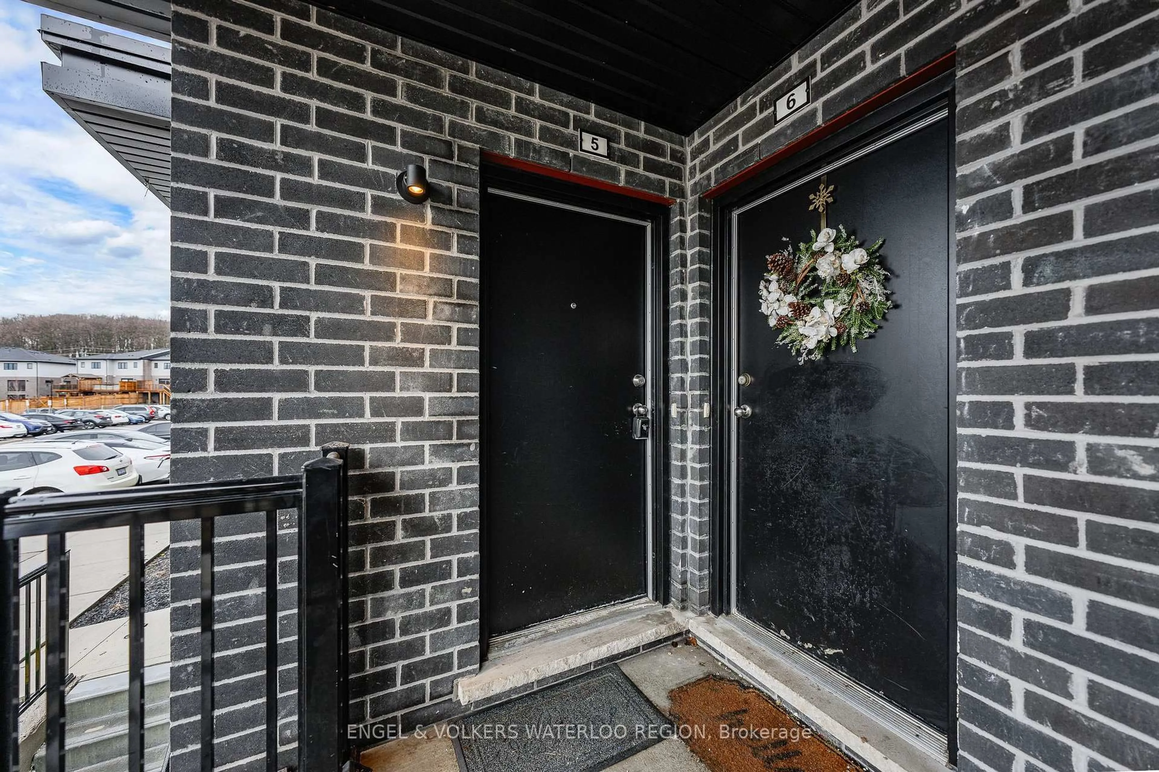 Indoor entryway for 235 Chapel Hill Dr #5, Kitchener Ontario N2R 0S4