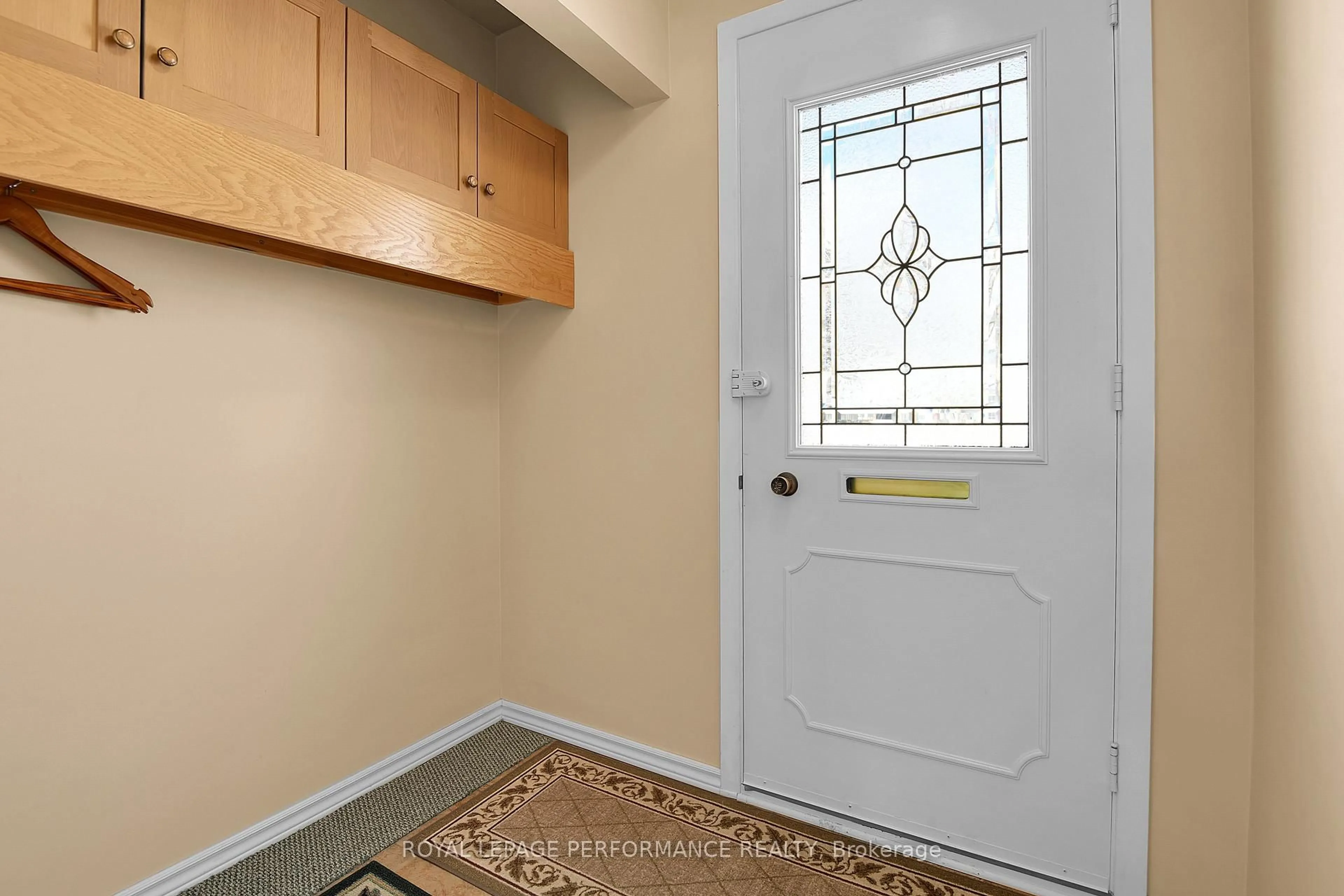 Indoor entryway for 2166 Bickerton Ave, Ottawa Ontario K1J 6Y3